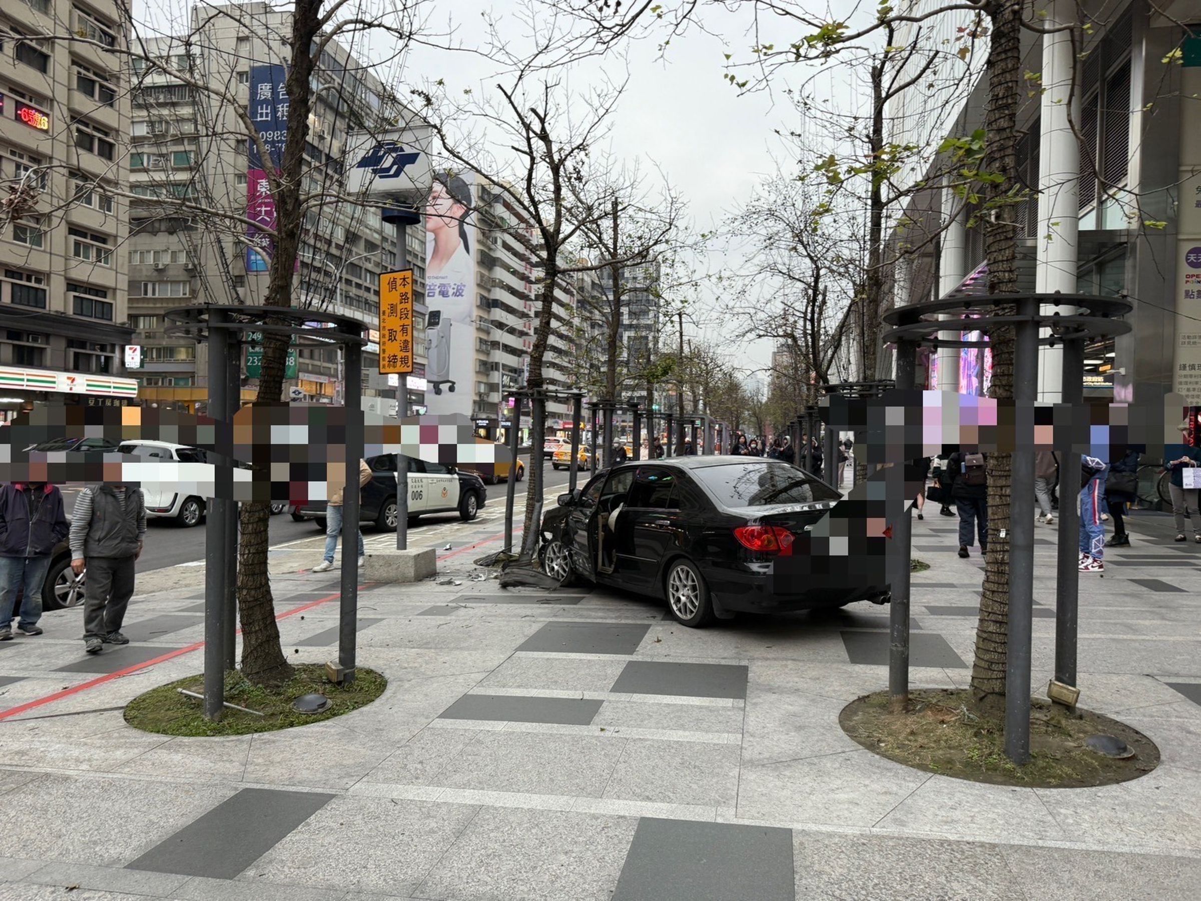 警方獲報到場，發現只有黑車駕駛輕傷，所幸未波及無辜民眾。（翻攝畫面）