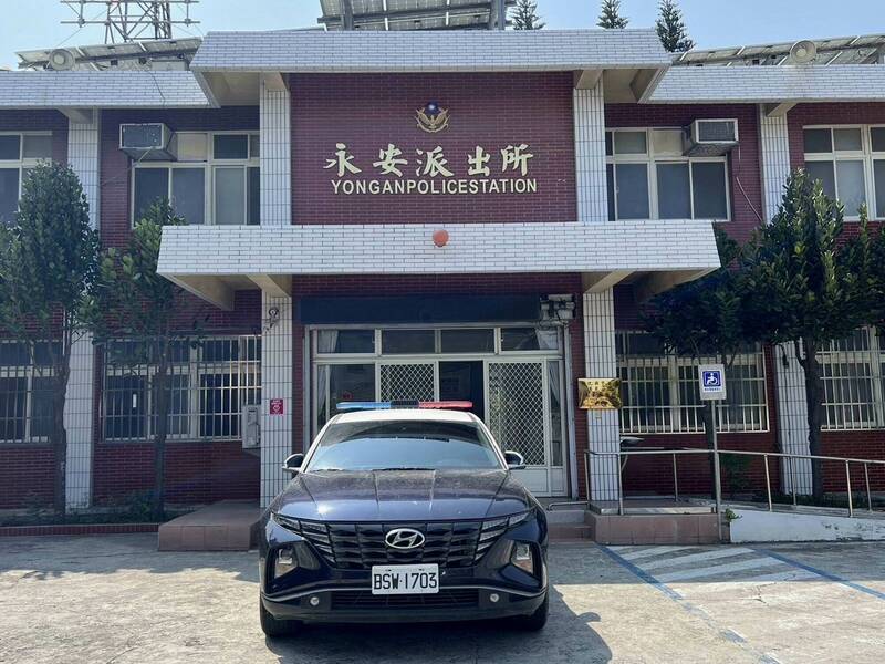 彰化縣警局芳苑分局永安派出所等33處「有立即性安全之虞」的單位,一律在大門口擺放警車防止衝撞。(讀者提供)