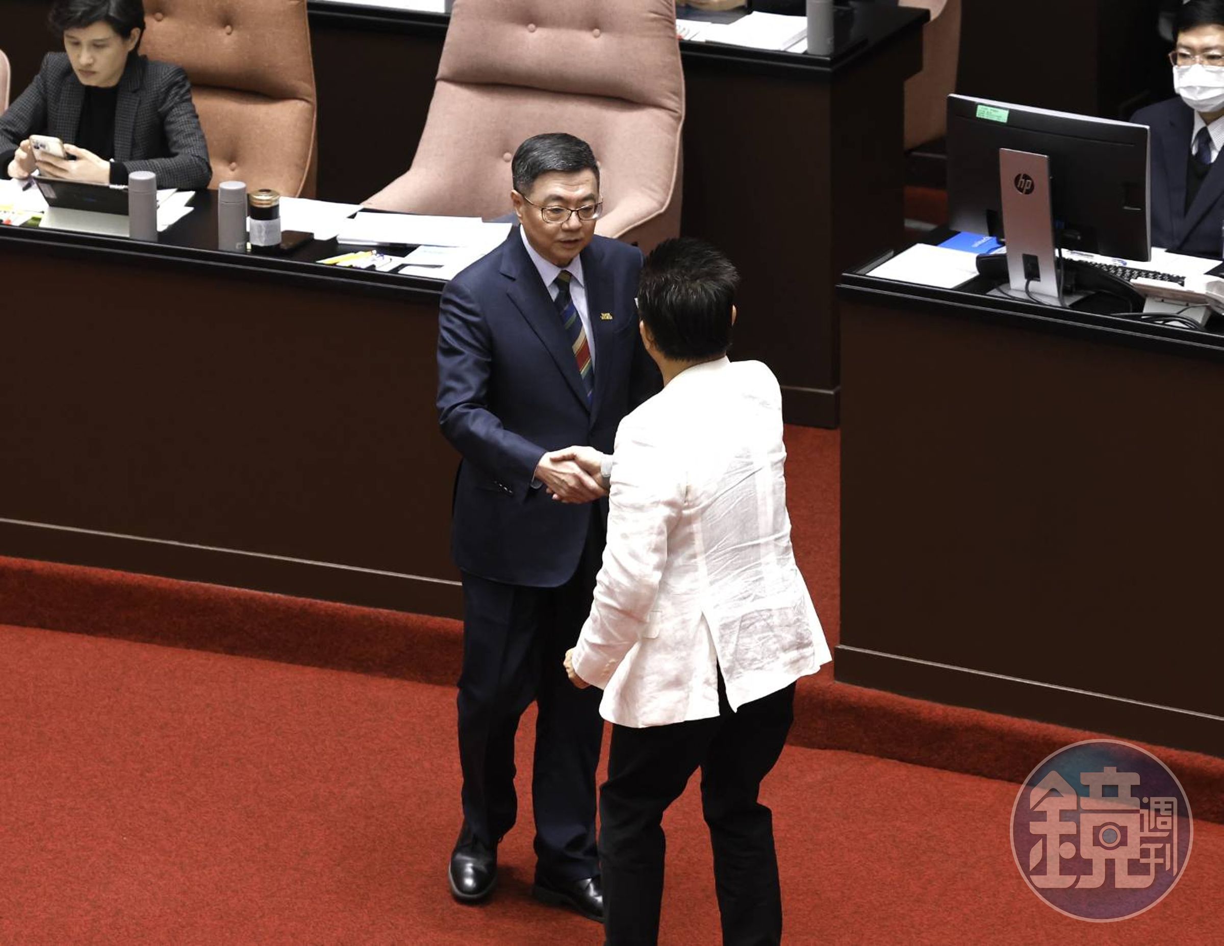 吳春城因《壯世代產業促進法》涉嫌圖利及申請商標爭議,今日宣布請辭立委,最後與行政院長卓榮泰致意。