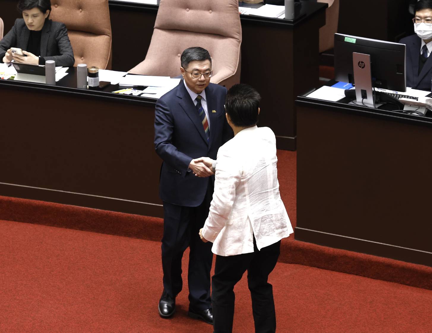 吳春城因《壯世代產業促進法》涉嫌圖利及申請商標爭議，今日宣布請辭立委，最後與行政院長卓榮泰致意。