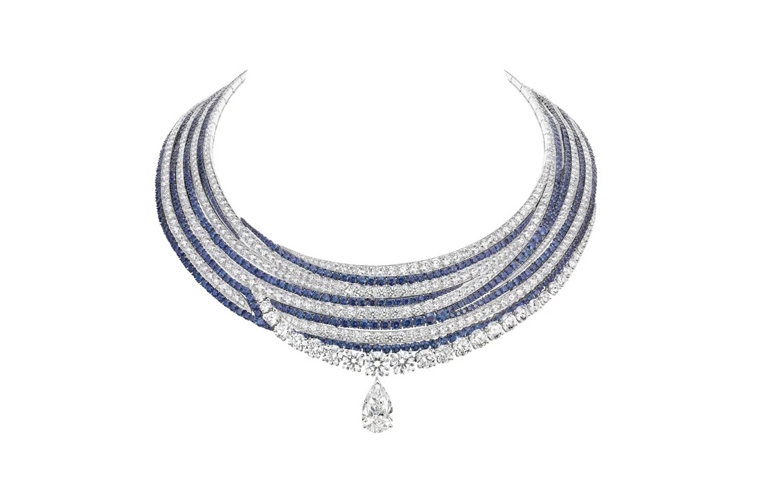 CHAUMET 為WM帶來珍貴藝術之作Harmonie項鍊,可拆主鑽為1顆8.72克拉的F FL Type IIA梨形鑽石, 18K白金鑲嵌圓形藍寶石和明亮式切割鑽石,約台幣1億3,500萬元。