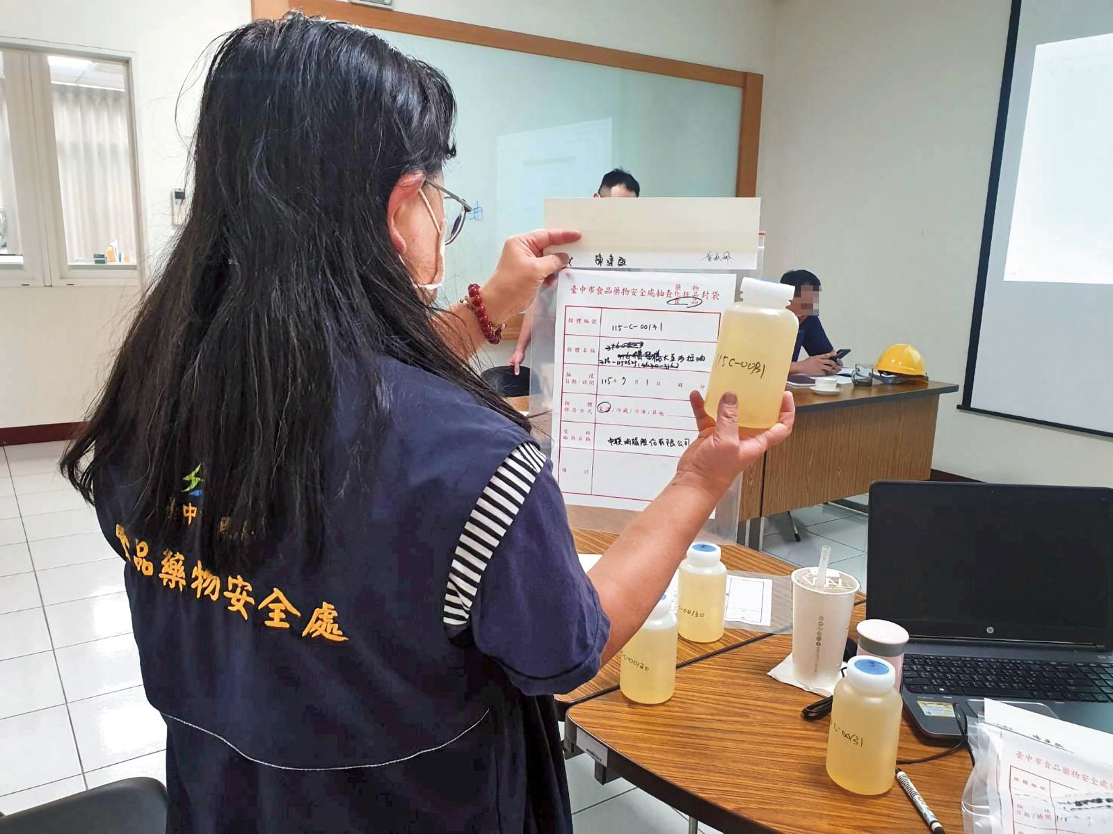 台中市府派員檢驗油品。（台中市衛生局提供）
