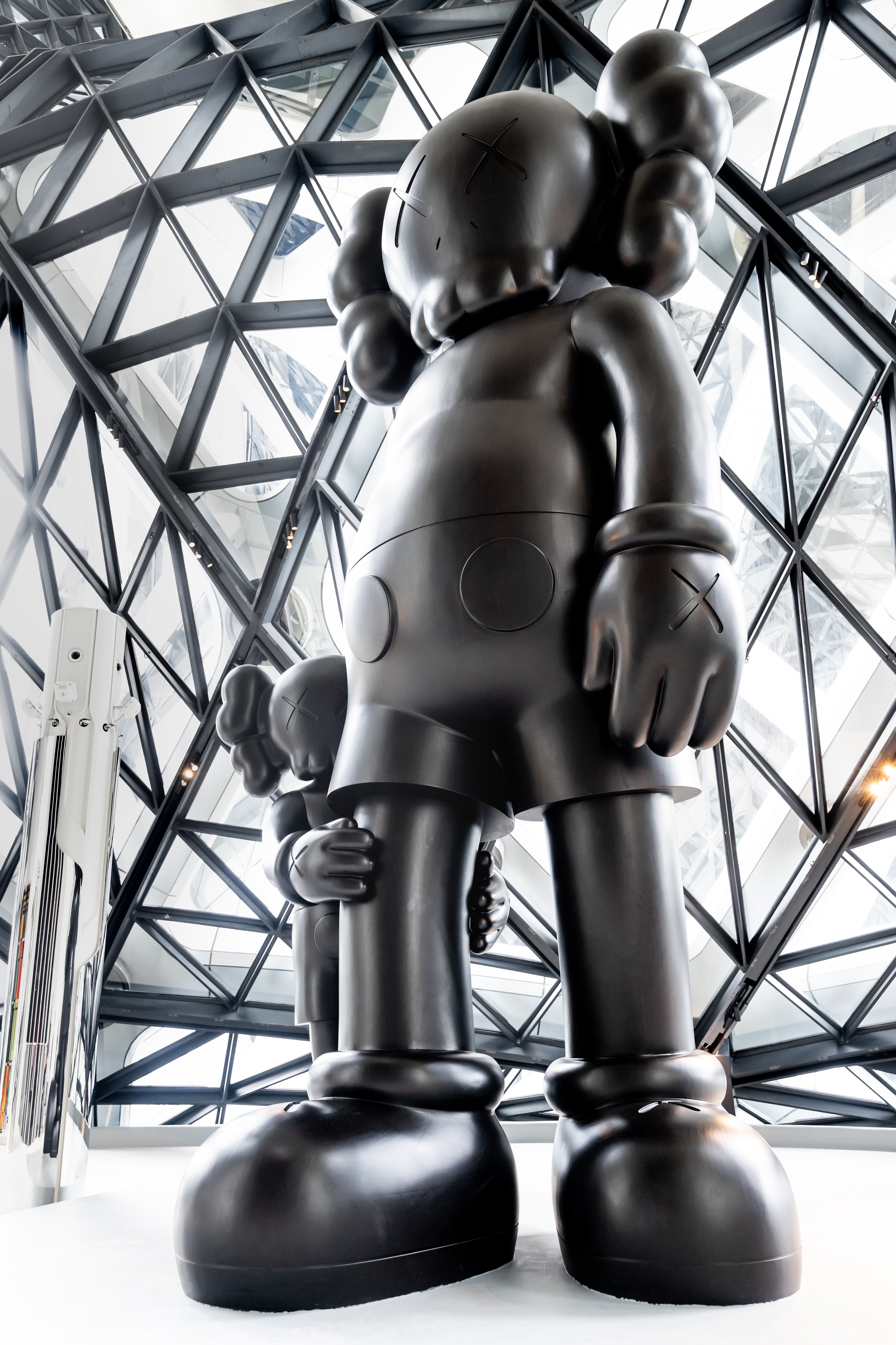 以非洲柚木材質創作的KAWS《好意》。（新濠天地提供）