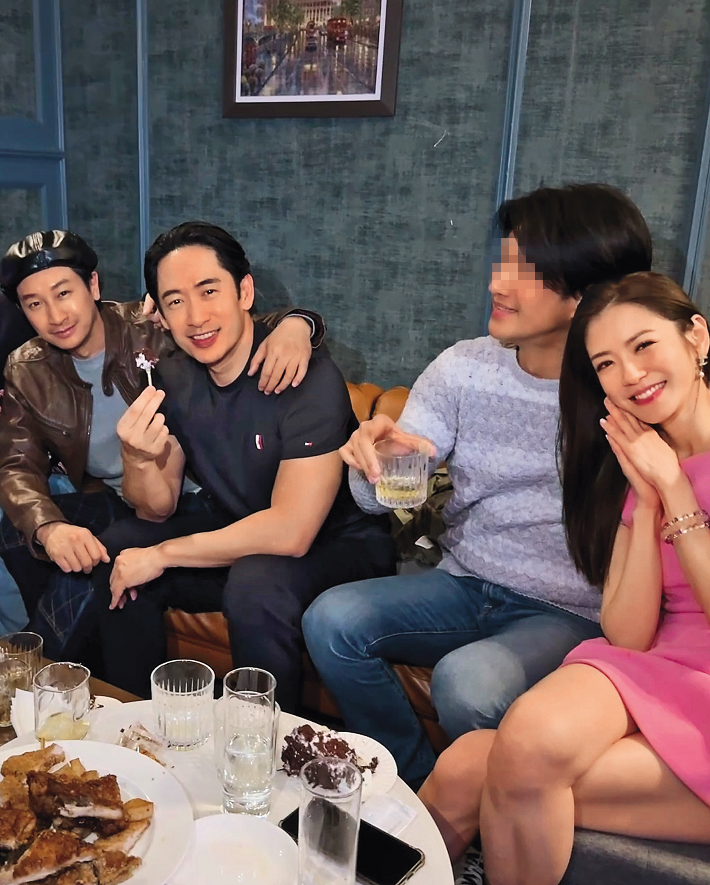 楊千霈（右1）嬌羞靠著Jeremy（右2）親暱合照。（翻攝自楊千霈IG）