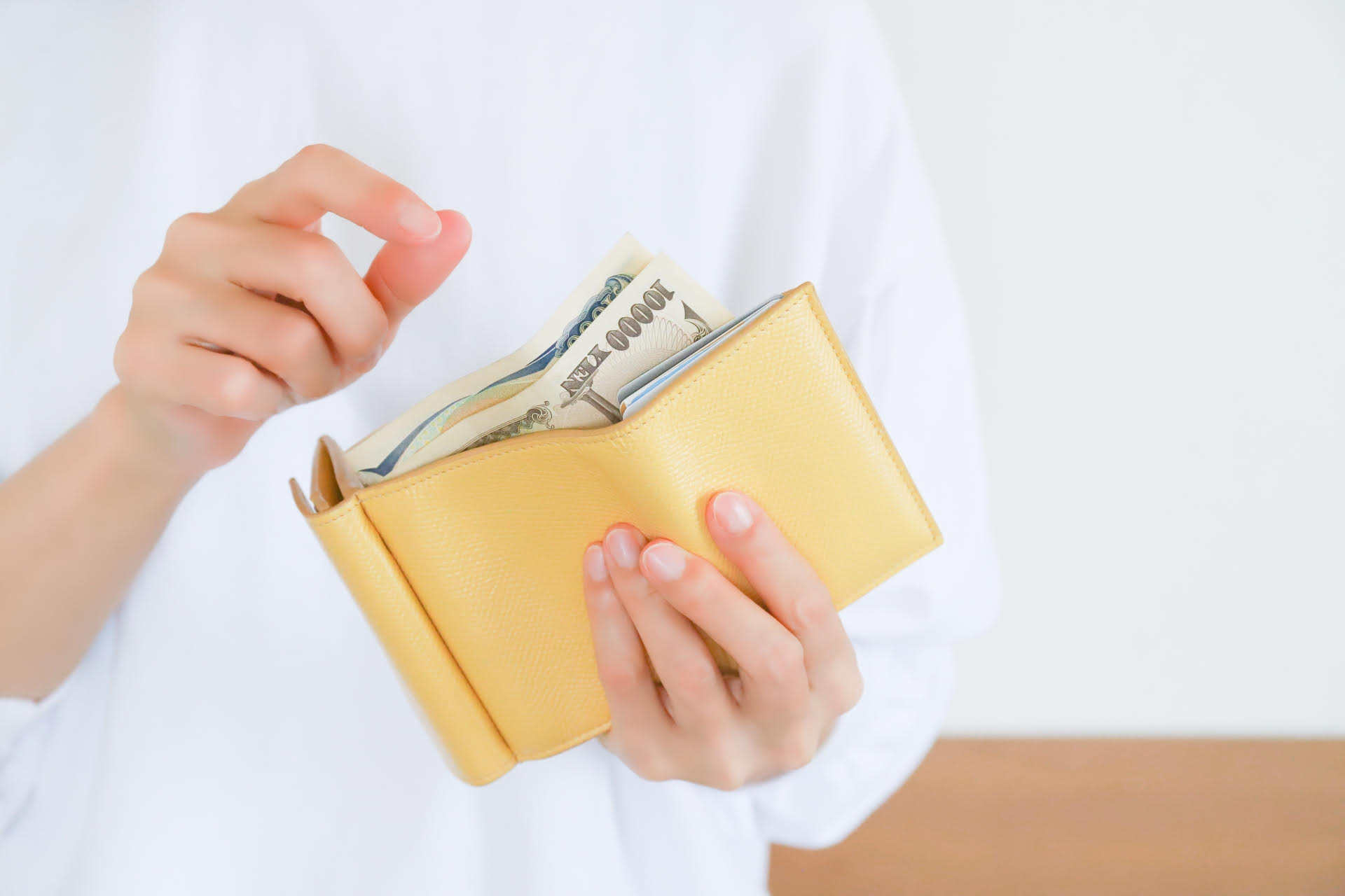 網友觀察台灣人若拿大鈔結帳，會慣性先跟店員道歉，認為給對方添麻煩。（示意圖，photoAC）