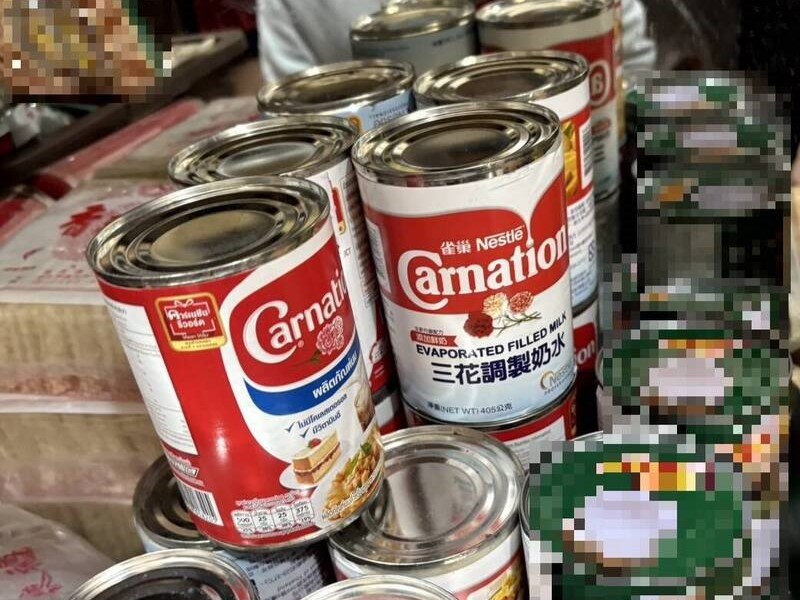 南投知名動物園餐廳被查出有13瓶已過期的奶水。（食藥署提供）