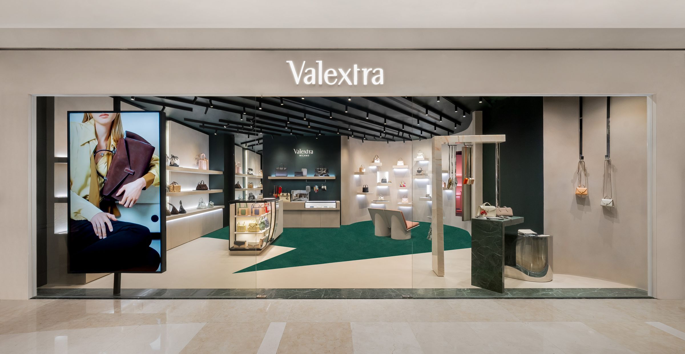 Valextra台中新光三越精品店正式以全新店裝換新揭幕。(Valextra提供)