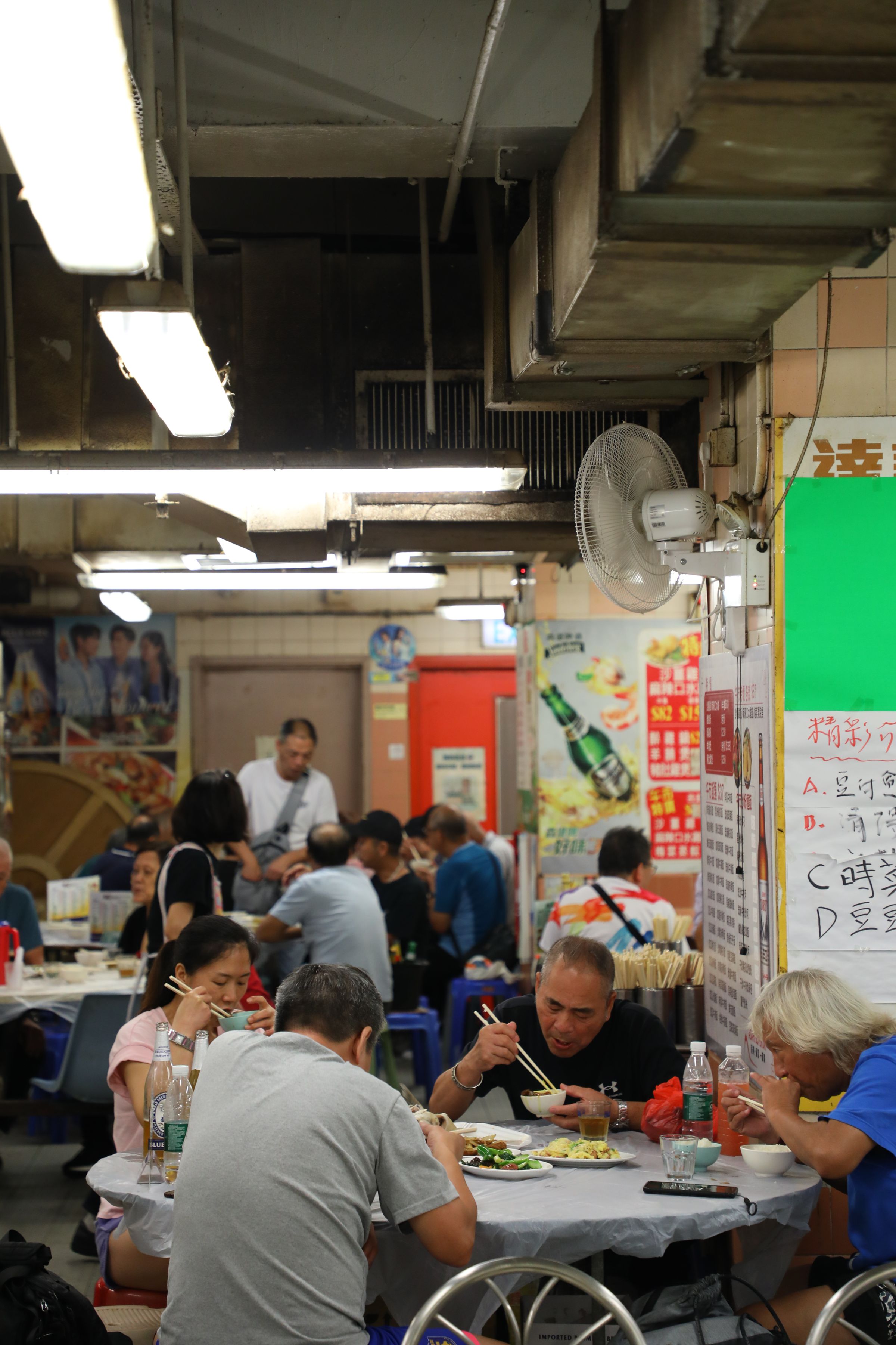 很多家庭聚會也來中記用餐，一家人埋頭苦吃。