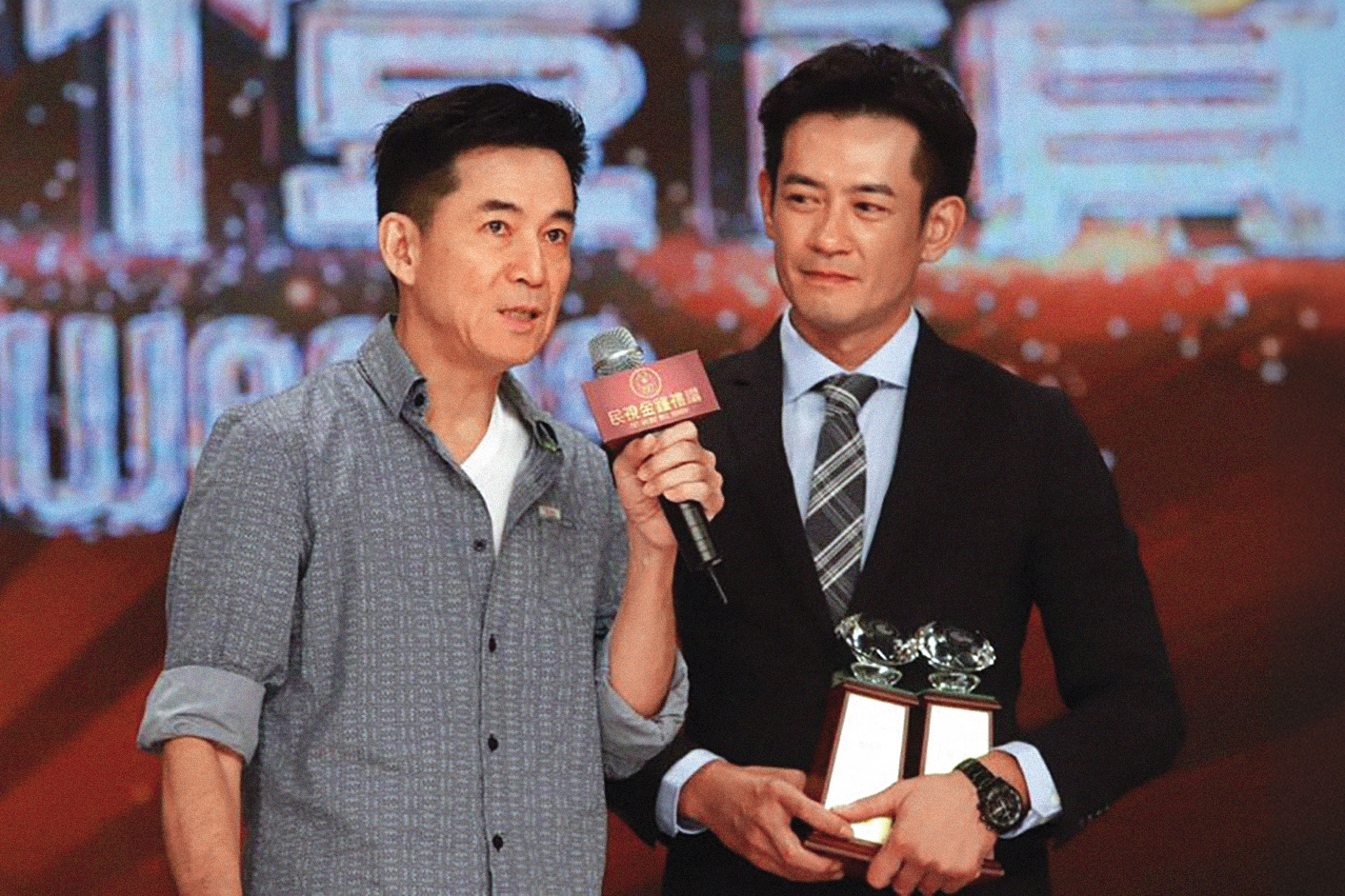 王為（左）和《阿不拉的三個女人》男主角柯叔元（右）一同出席民視金鐘慶功活動。（翻攝自柯叔元臉書）