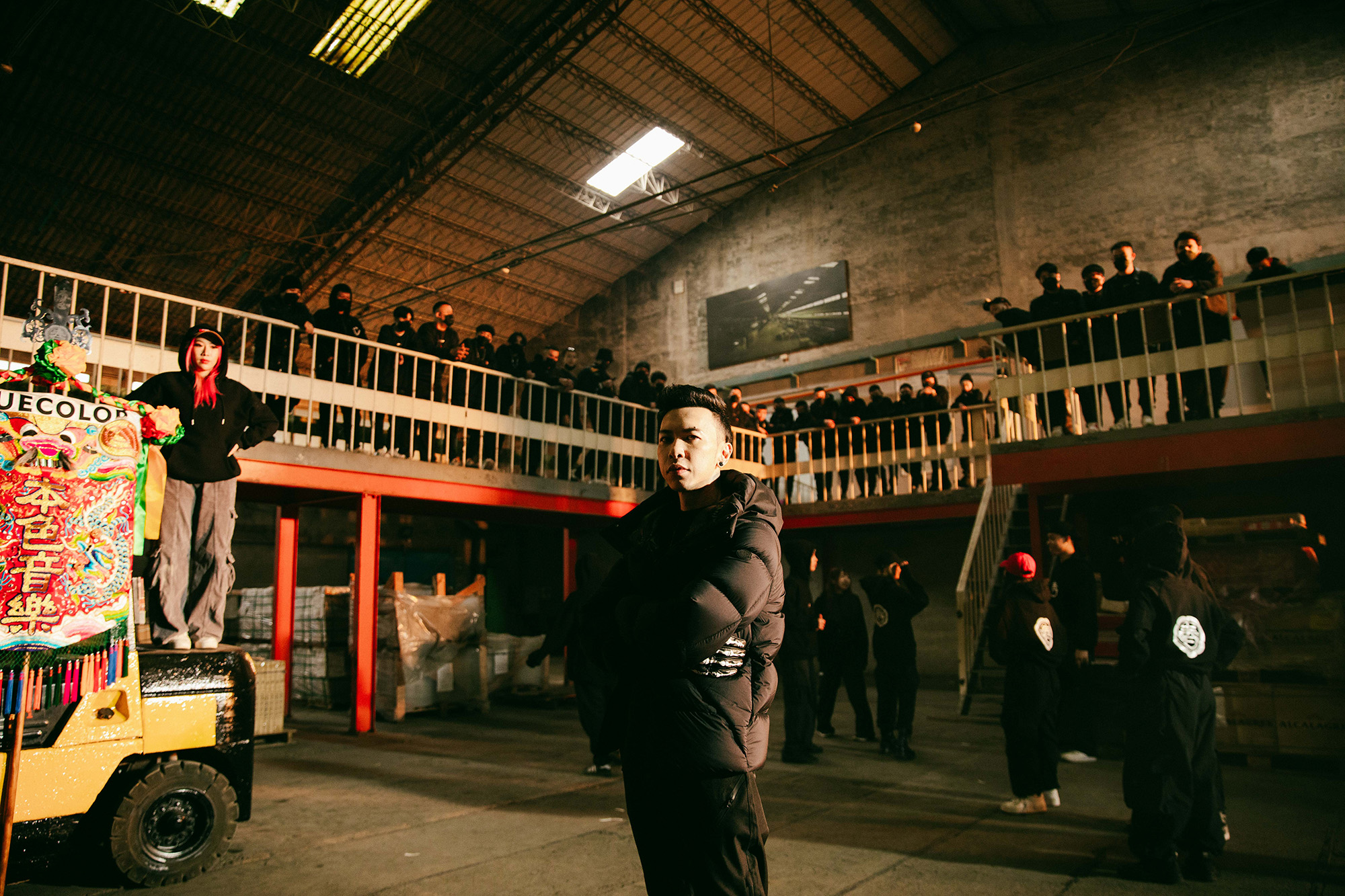 小春推新歌〈晃落〉，找來各路好友近百人一起錄MV。（本色音樂提供）