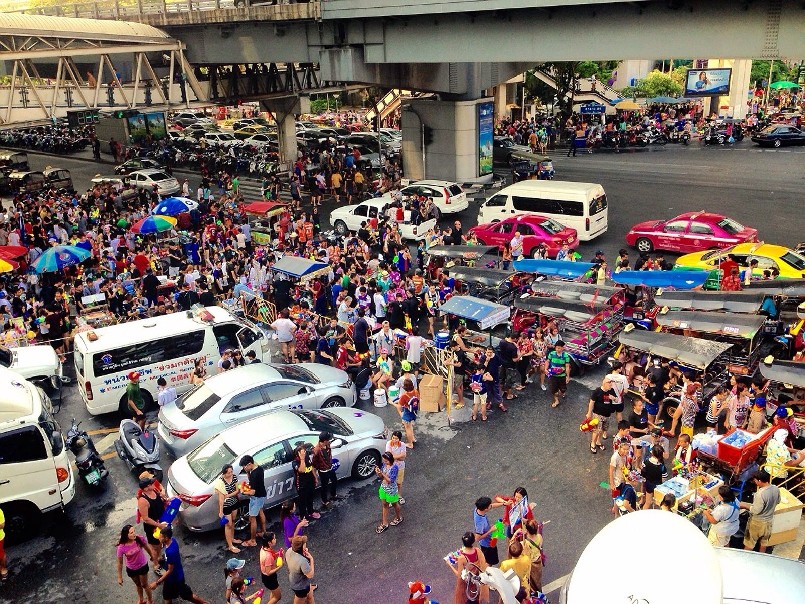 泰國的潑水節是一年一度的大節慶，不過卻也衍生出許多交通意外。（示意圖／翻攝自photoAC）