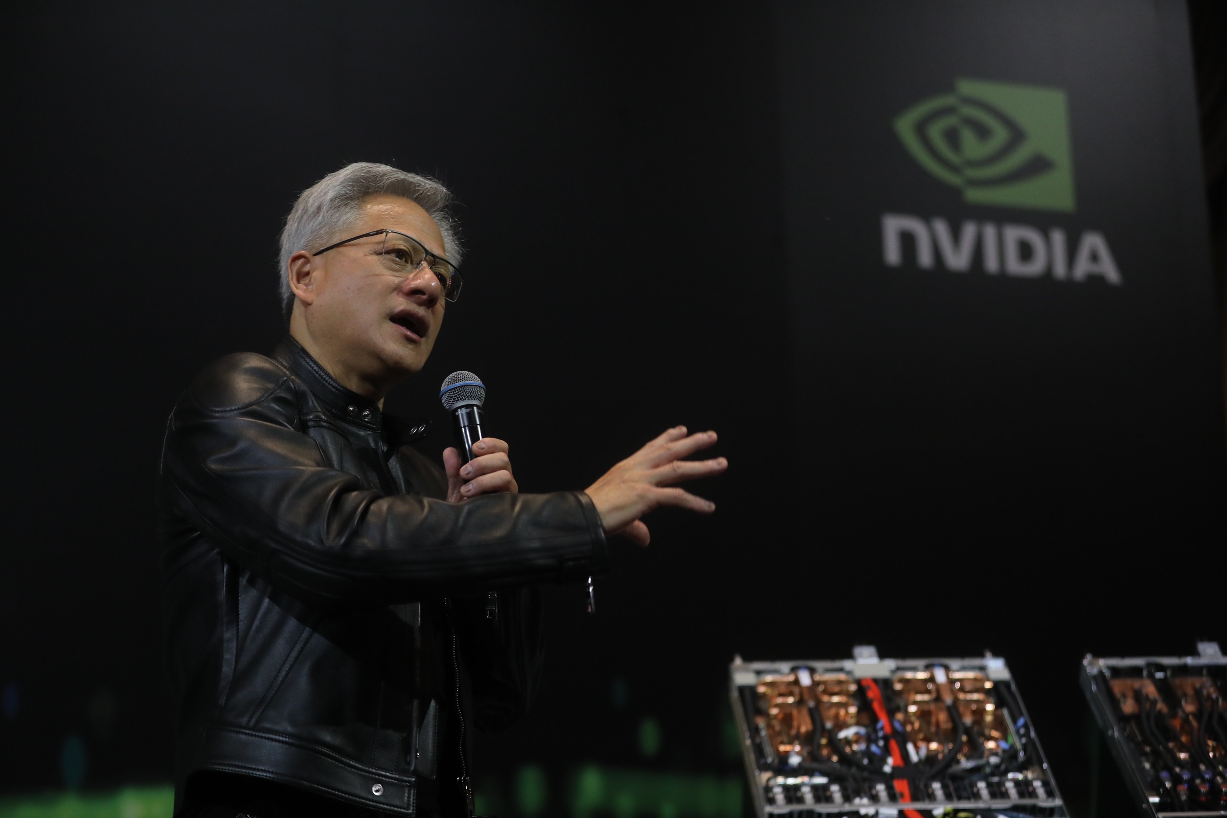 黃仁勳表示，AIPC整合軟硬體技術，未來有無限的可能性。