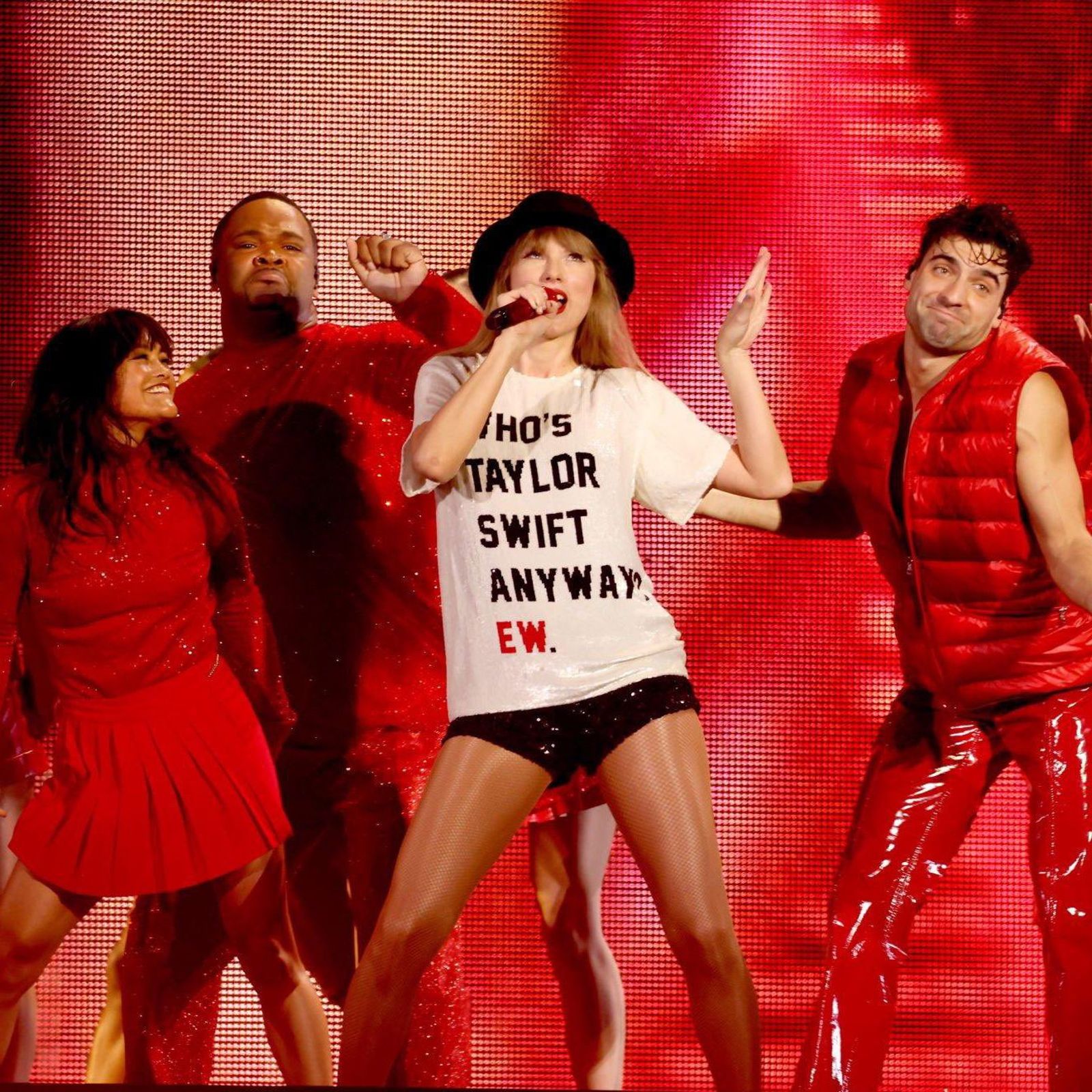 「時代巡演」的〈Red〉篇章中，Karen（左）與舞團成員以高能量舞步，和泰勒絲一起點燃全場氣氛。（翻攝IG／＠karenschuang）