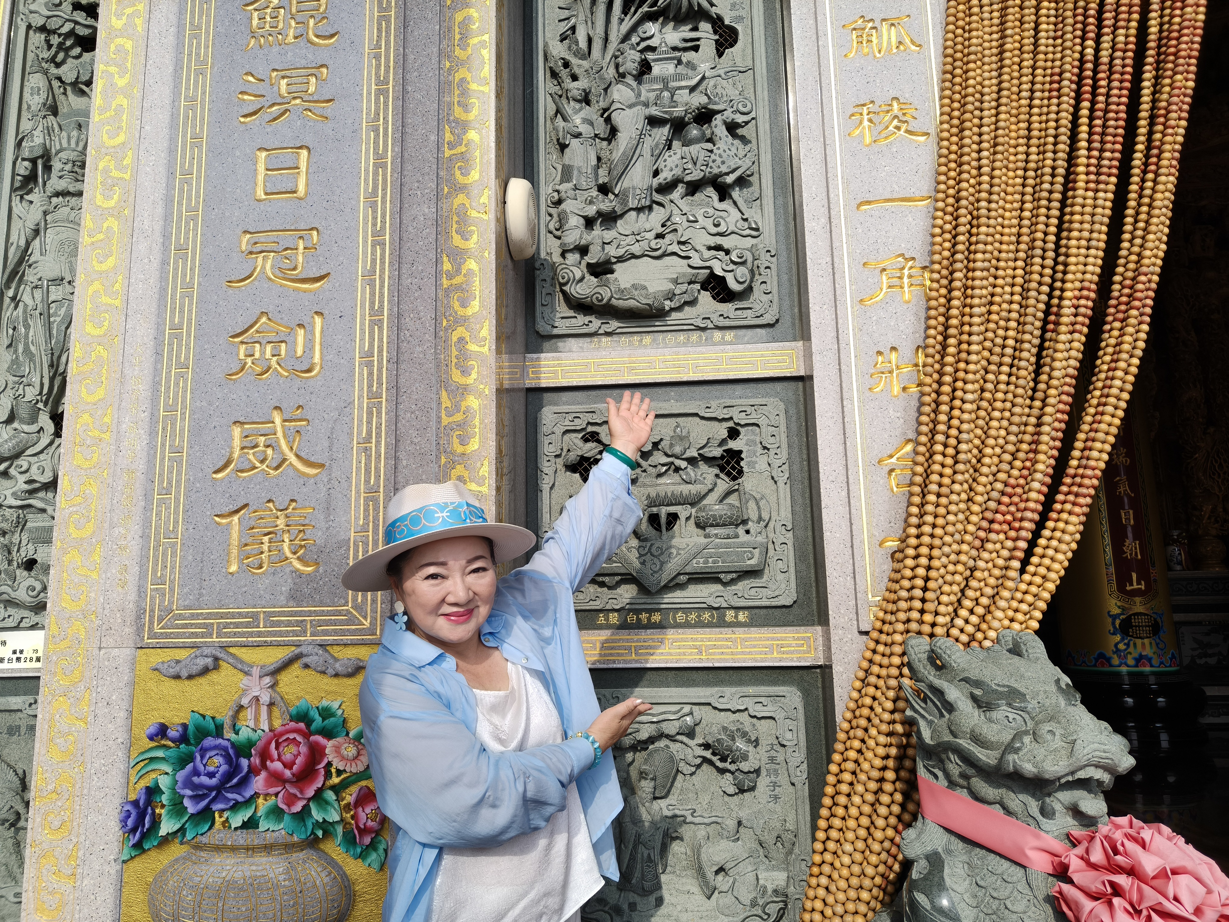 白冰冰在自己捐贈的石堵前拍照。（長興影視提供）