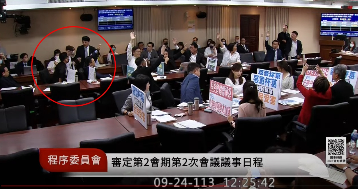 羅廷瑋向議事人員表態棄權。（翻攝自國會頻道）