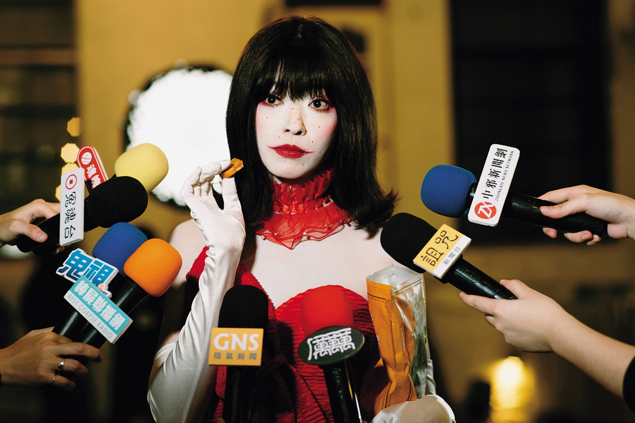 飾演「潔西卡」的姚以緹展現新世代鬼后嚇人的新方法。（牽猴子提供）