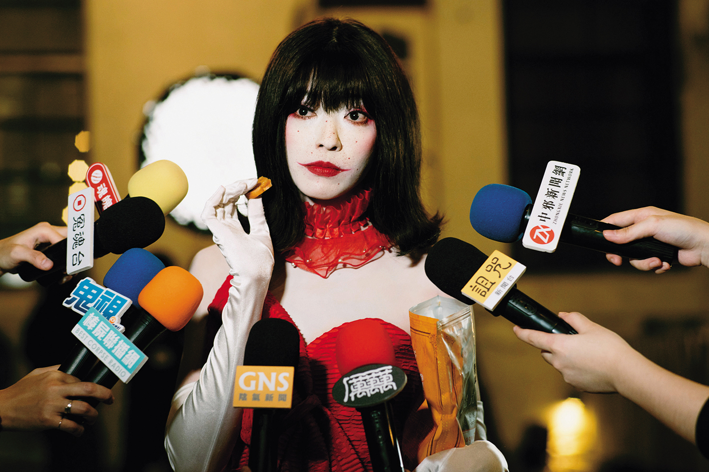 飾演「潔西卡」的姚以緹展現新世代鬼后嚇人的新方法。(牽猴子提供)