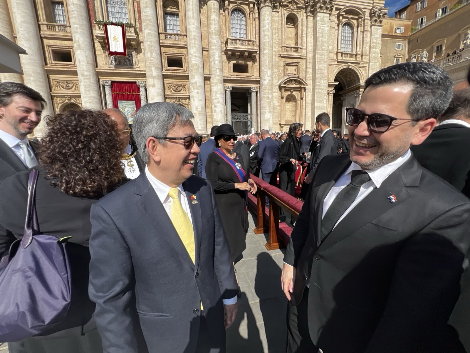 總統特使陳建仁前副總統與巴拉圭眾議院議長拉托雷(Raúl Latorre)合影。(外交部提供)