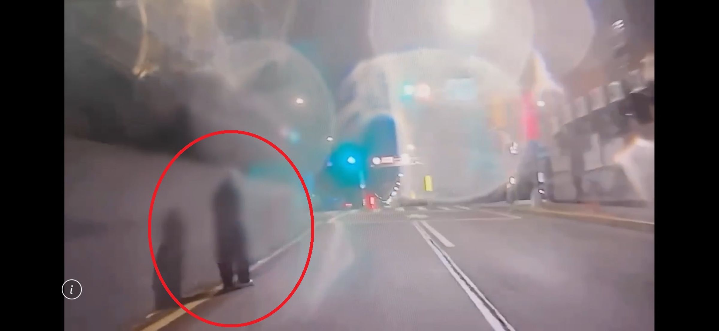 警方在新生北高架道路巡視時,在民生東路匝道發現陳男(紅圈)正循匝道走下高架道路,後將他護送至路邊。翻攝畫面