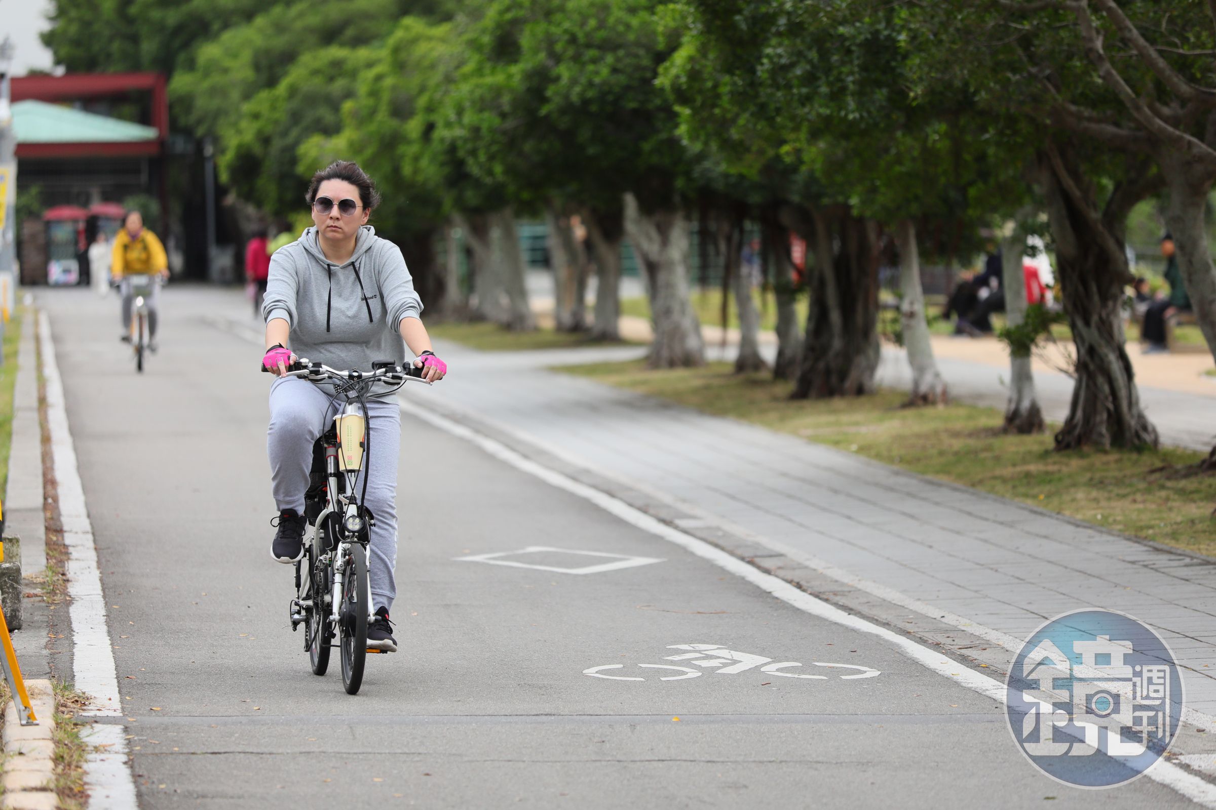 許多單車族選擇從八里一路騎經關渡大橋前來，沿途風光明媚，在夕陽下愜意騎行。
