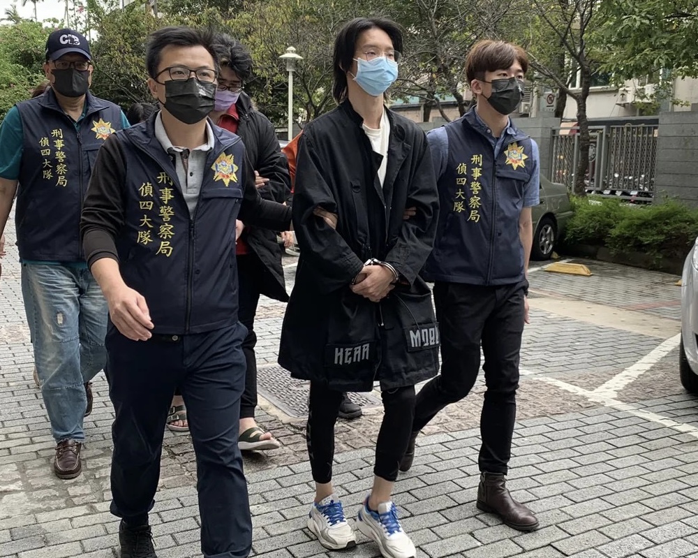 網紅小玉朱玉宸偽造名人性愛片販售，二審改判他要坐牢。（圖為被告落網時畫面，警方提供）