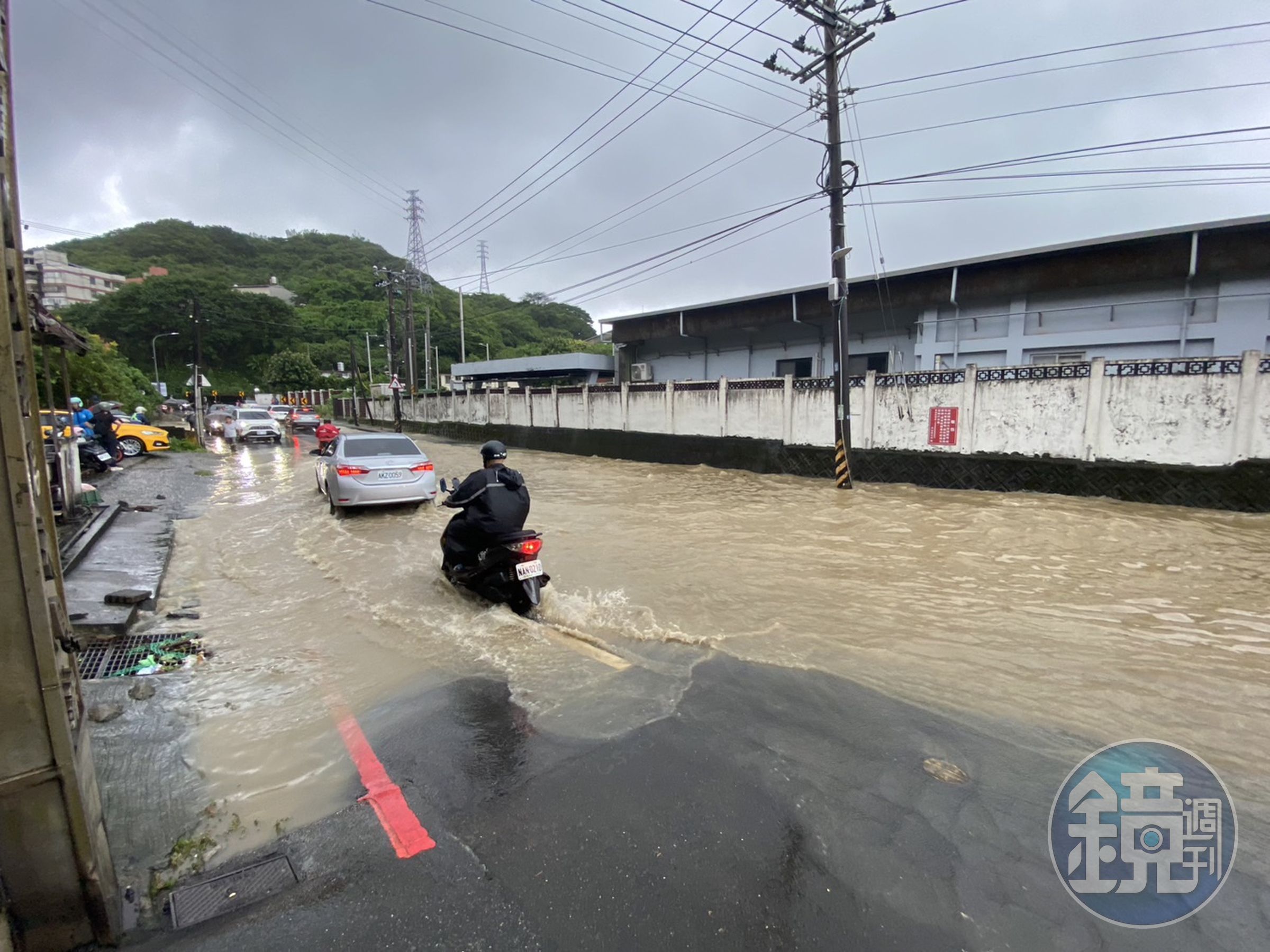 基隆各區淹水，交通打結。