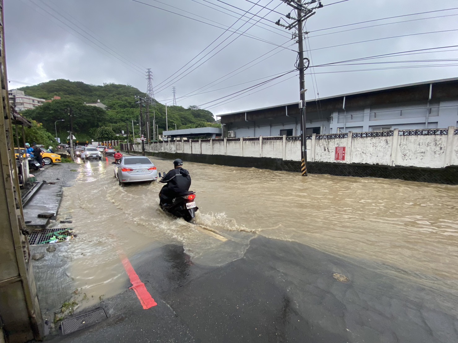 基隆各區淹水，交通打結。