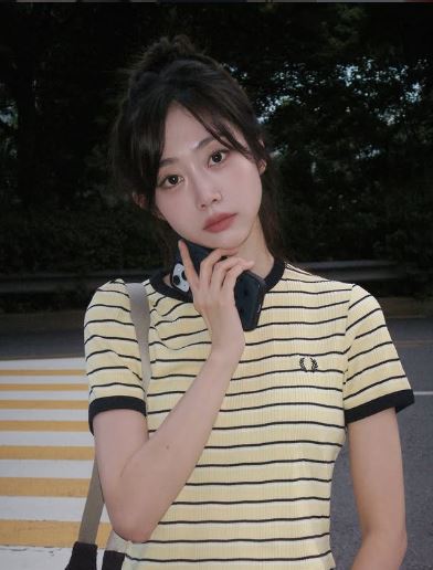 徐智秀之前曾被拍到在工廠擔任女工作業員。(翻攝自徐智秀IG)