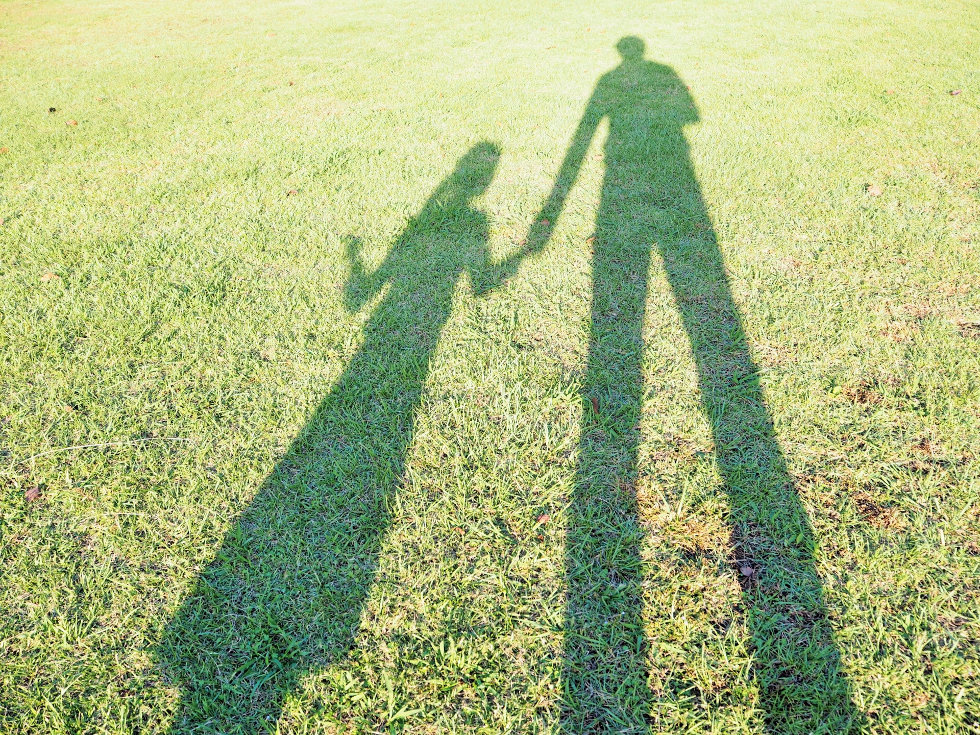 許多女生喜歡與高個子的男生交往，但一名155公分的小隻女卻發文「不要找180以上男生的三大理由」。（示意圖，PhotoAC）