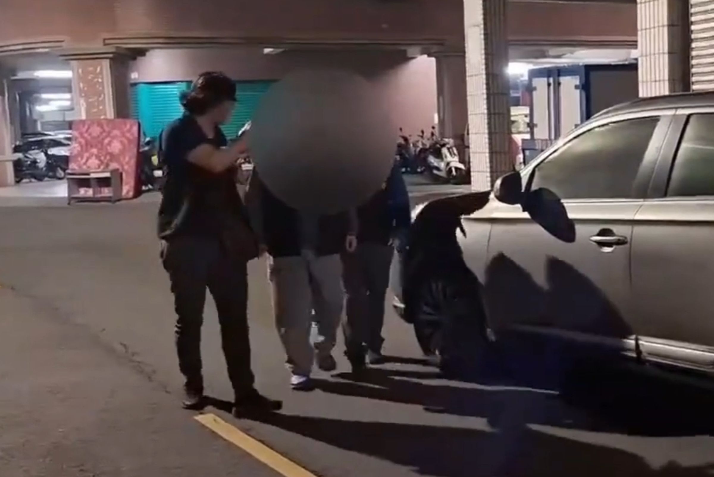 警方組成專案小組,今凌晨前往高雄將恐嚇北捷的犯嫌拘提到案。(翻攝畫面)