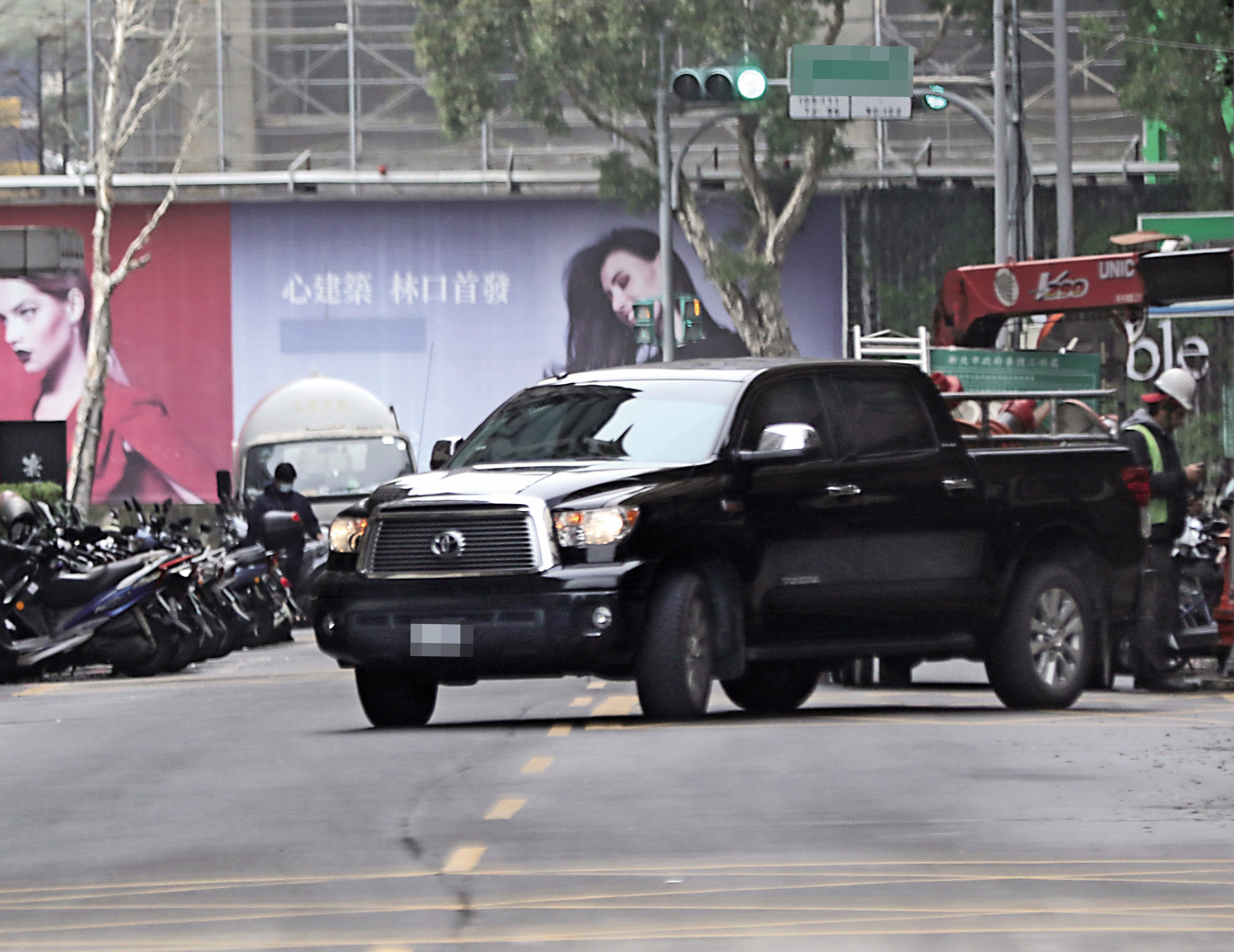 14：25 回林口住處待沒多久，蕭大陸的車就開離家門。