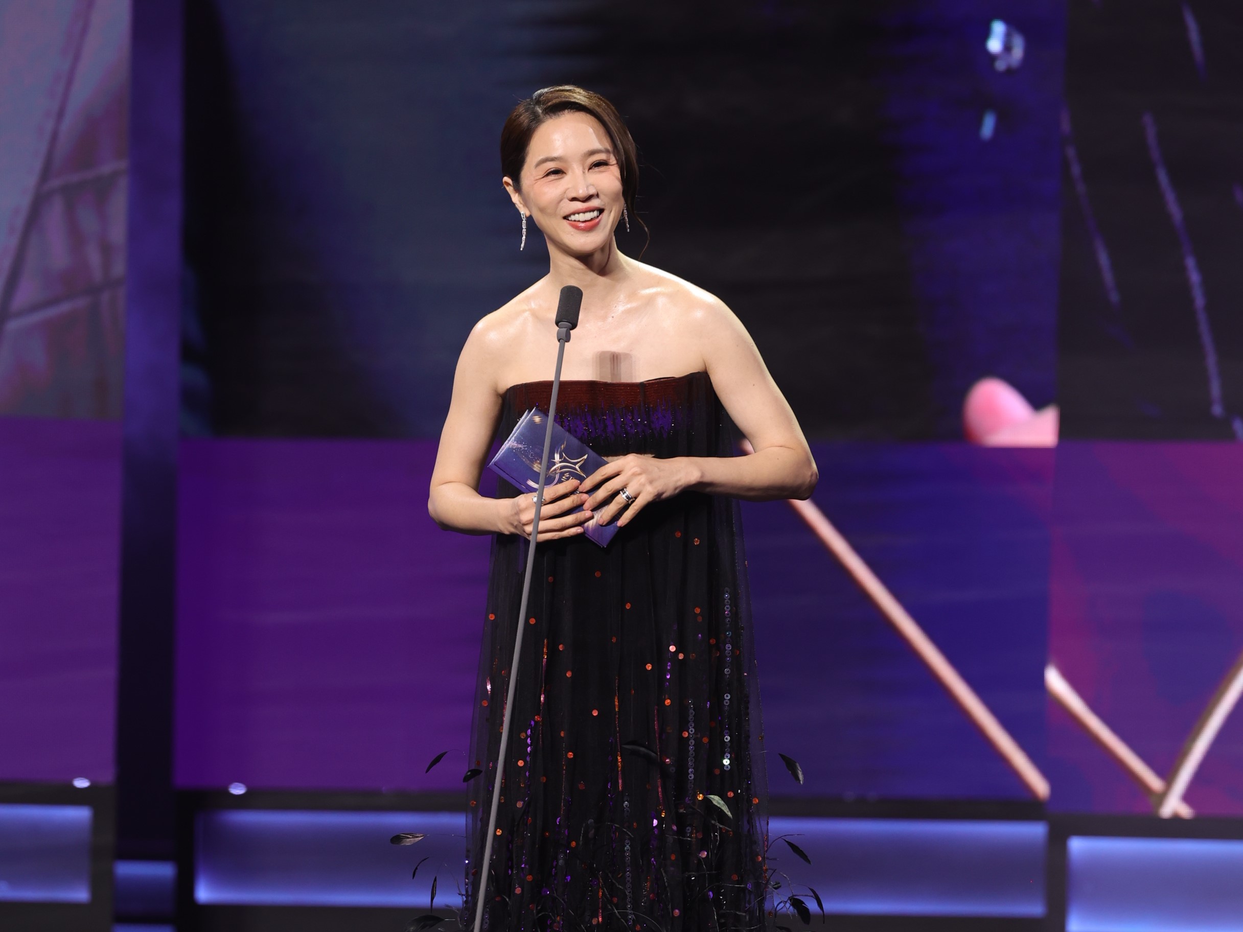 謝盈萱受邀在紅星大獎頒獎。（Mediacorp 新傳媒提供）