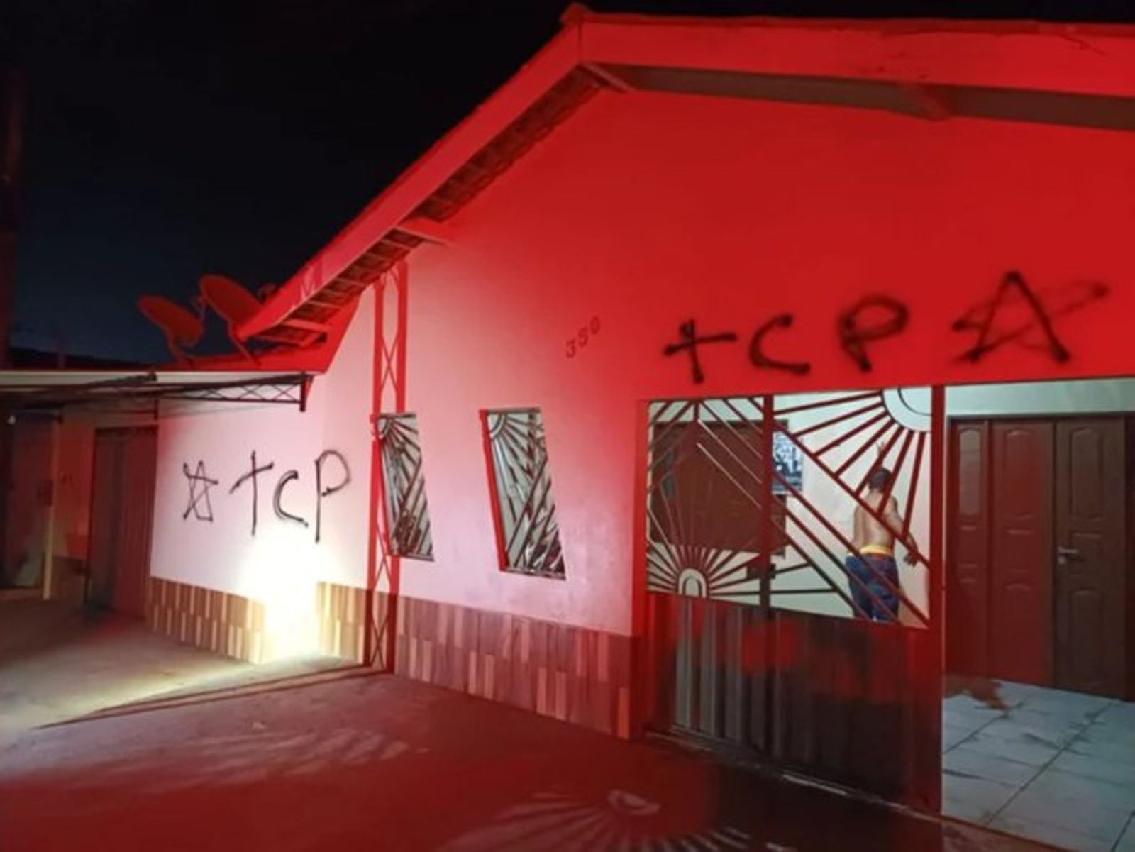 屋外噴「TCP」字樣。（翻攝自X@notsonaaa）