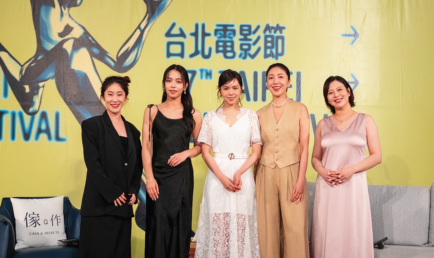 劉品言（右）和連晨翔因戲生情，驚喜宣布已經懷孕，挺肚在台北電影節亮相。（本刊資料照）