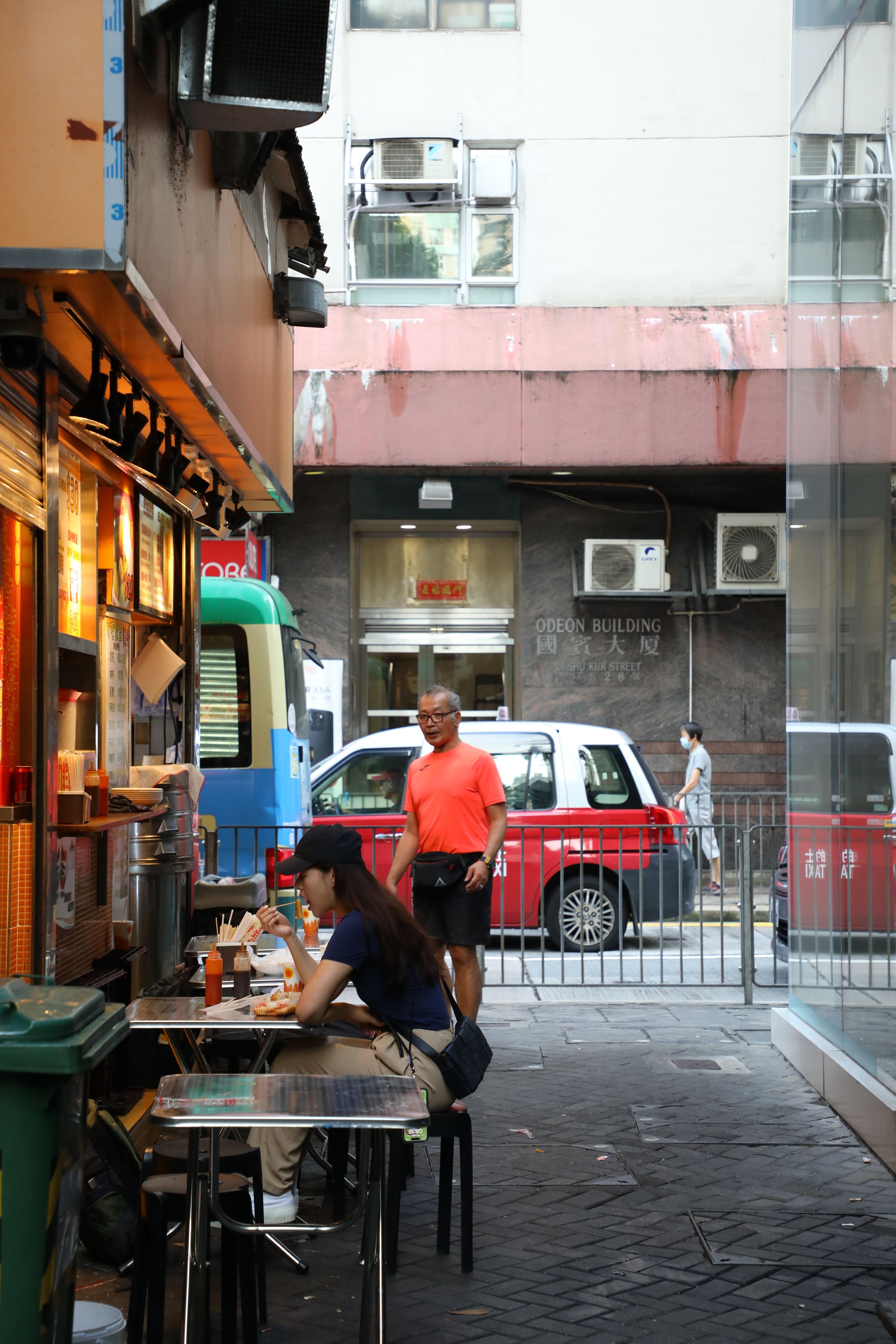 攤位旁巷子裡擺了幾張桌椅,方便客人坐下用餐。