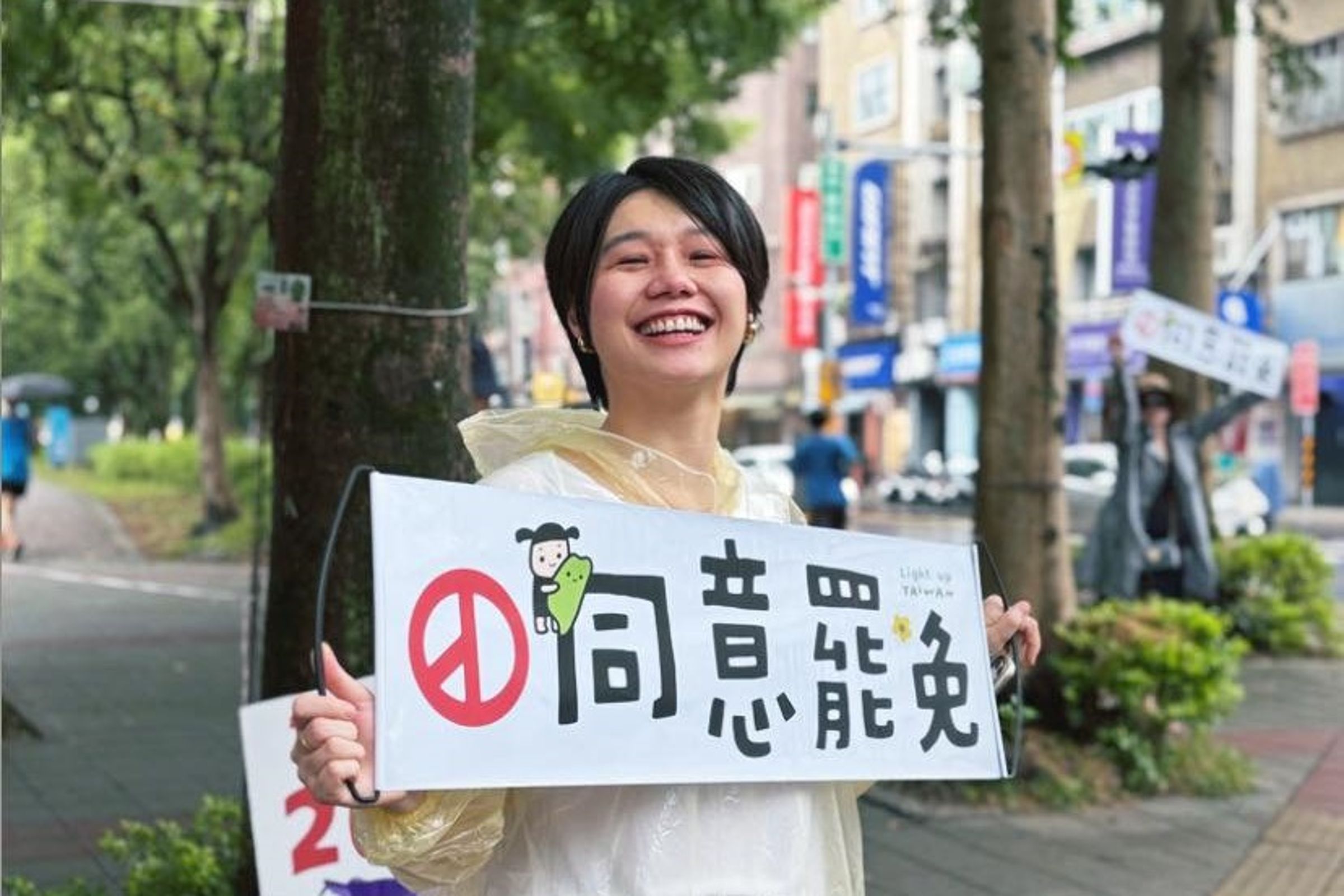 作家楊双子伴侶賴庭荷擔任罷團志工街頭宣講時遭到民眾攻擊。(翻攝自賴庭荷臉書)