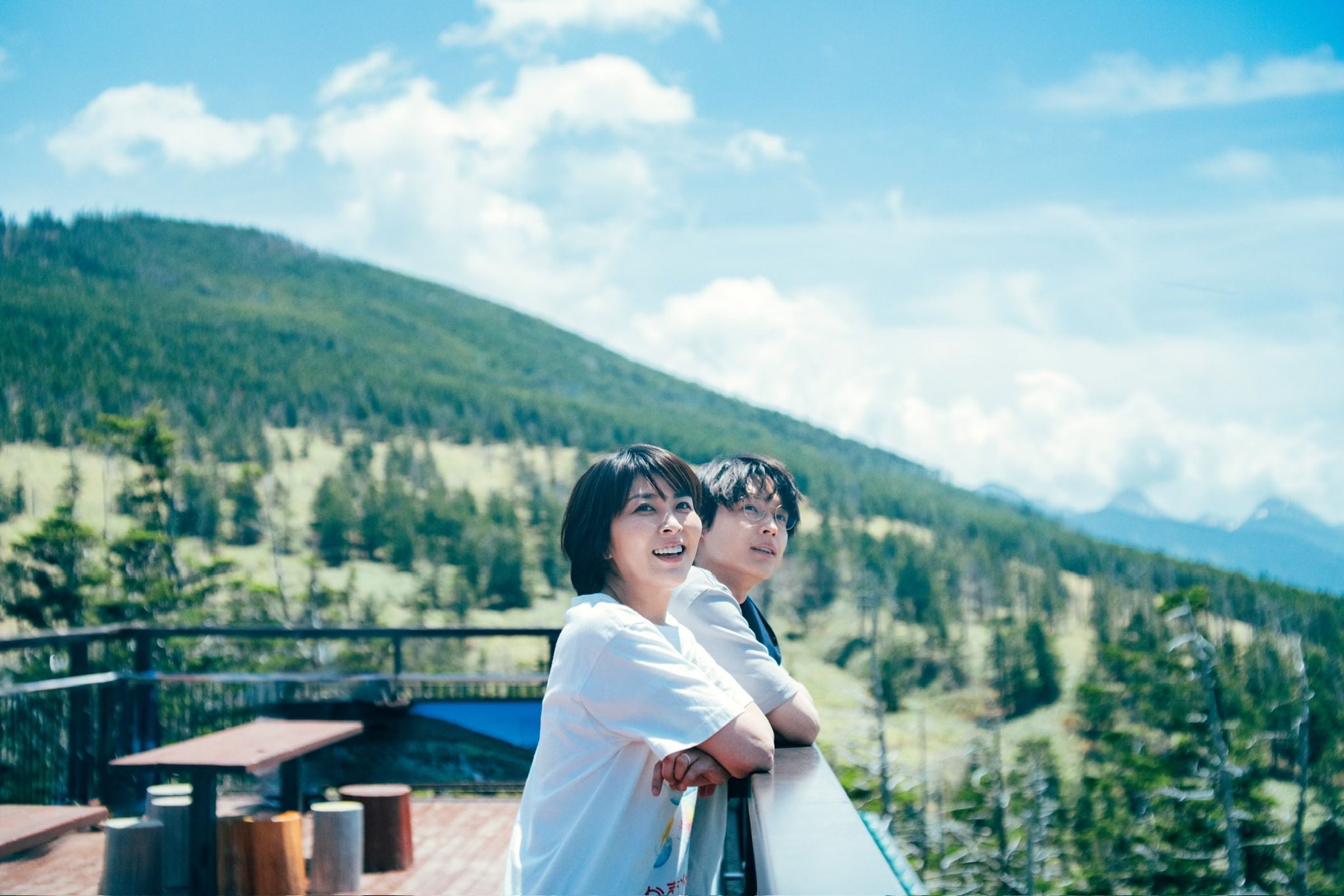 松隆子(左)與松村北斗(右)在《跨越時空的初吻》中首次同台演戲。(車庫娛樂提供)