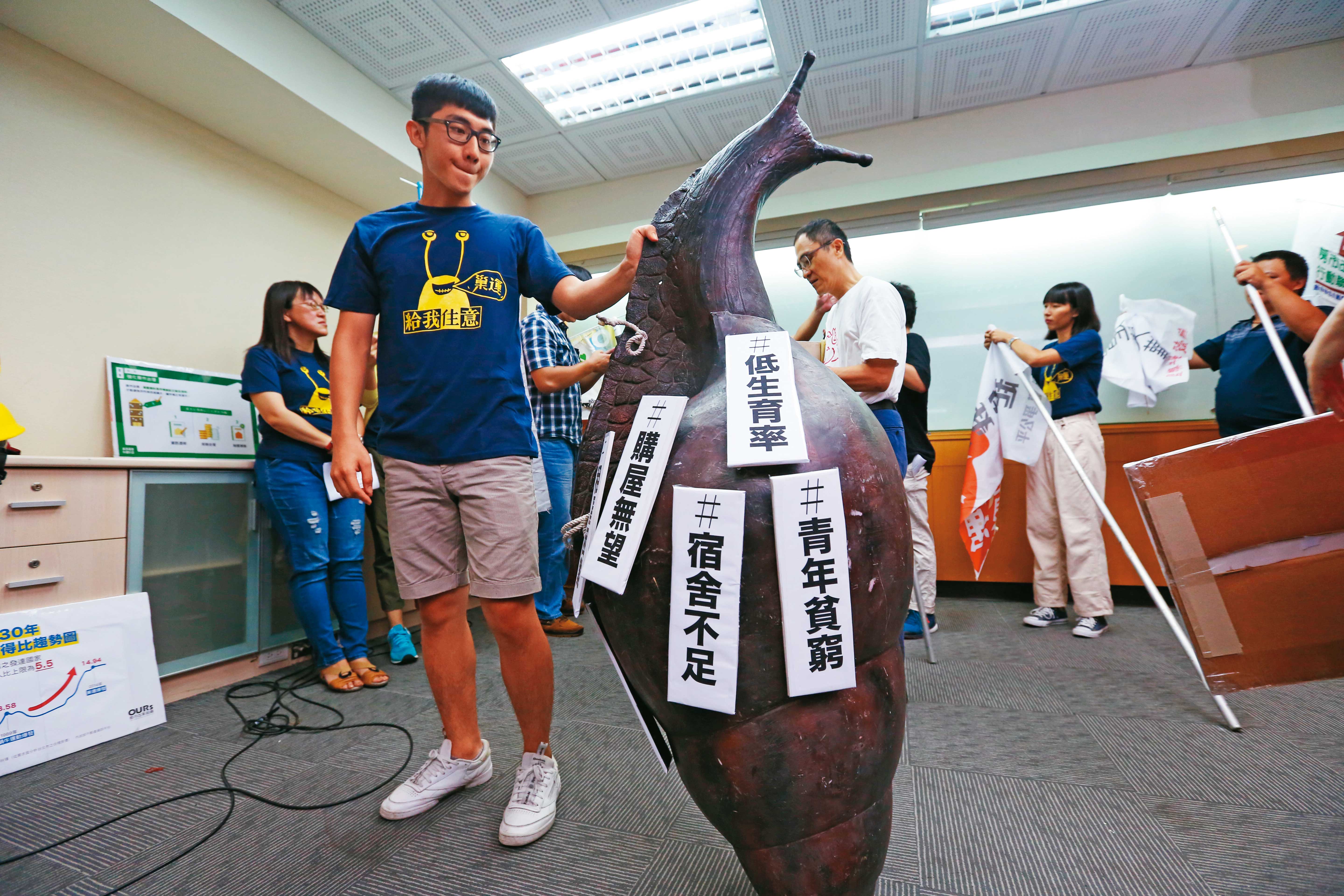 那些所謂優惠購屋的政策，都是拿老百姓的稅金來撒錢補貼，誘導年輕人高價買房，背負一生無法償還的房貸。
