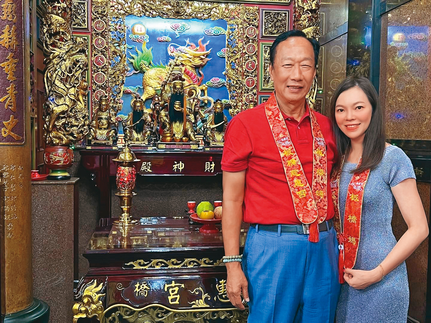 自稱「媽祖廟阿銘」的郭台銘（左），常在農曆大年初一，帶著妻子曾馨瑩（右）與子女前往板橋慈惠宮參拜。（翻攝自郭台銘臉書）