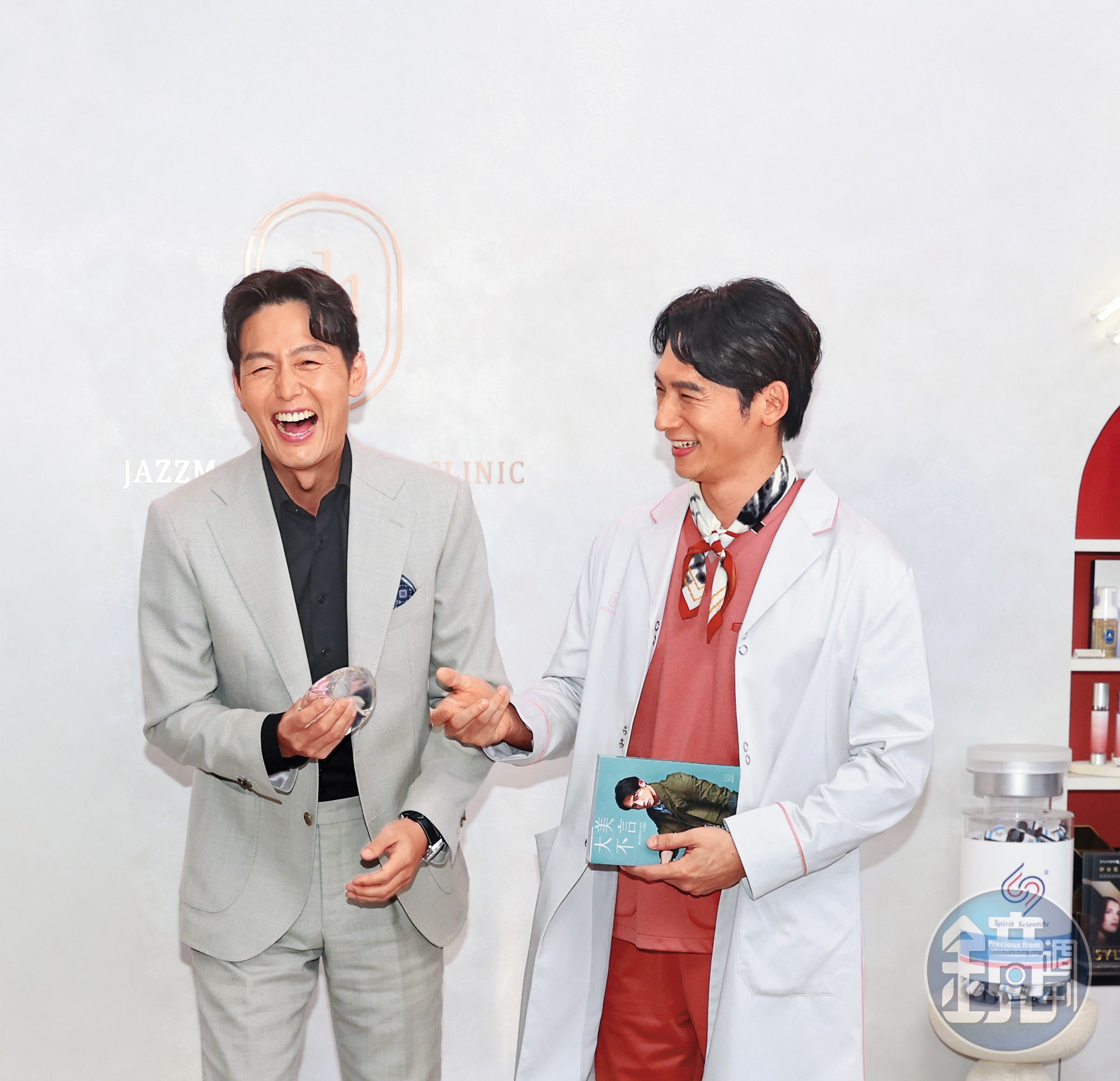 韓星李廷鎮(左)從温昇豪(右)手中接過隆乳假體,笑到美叮美噹。