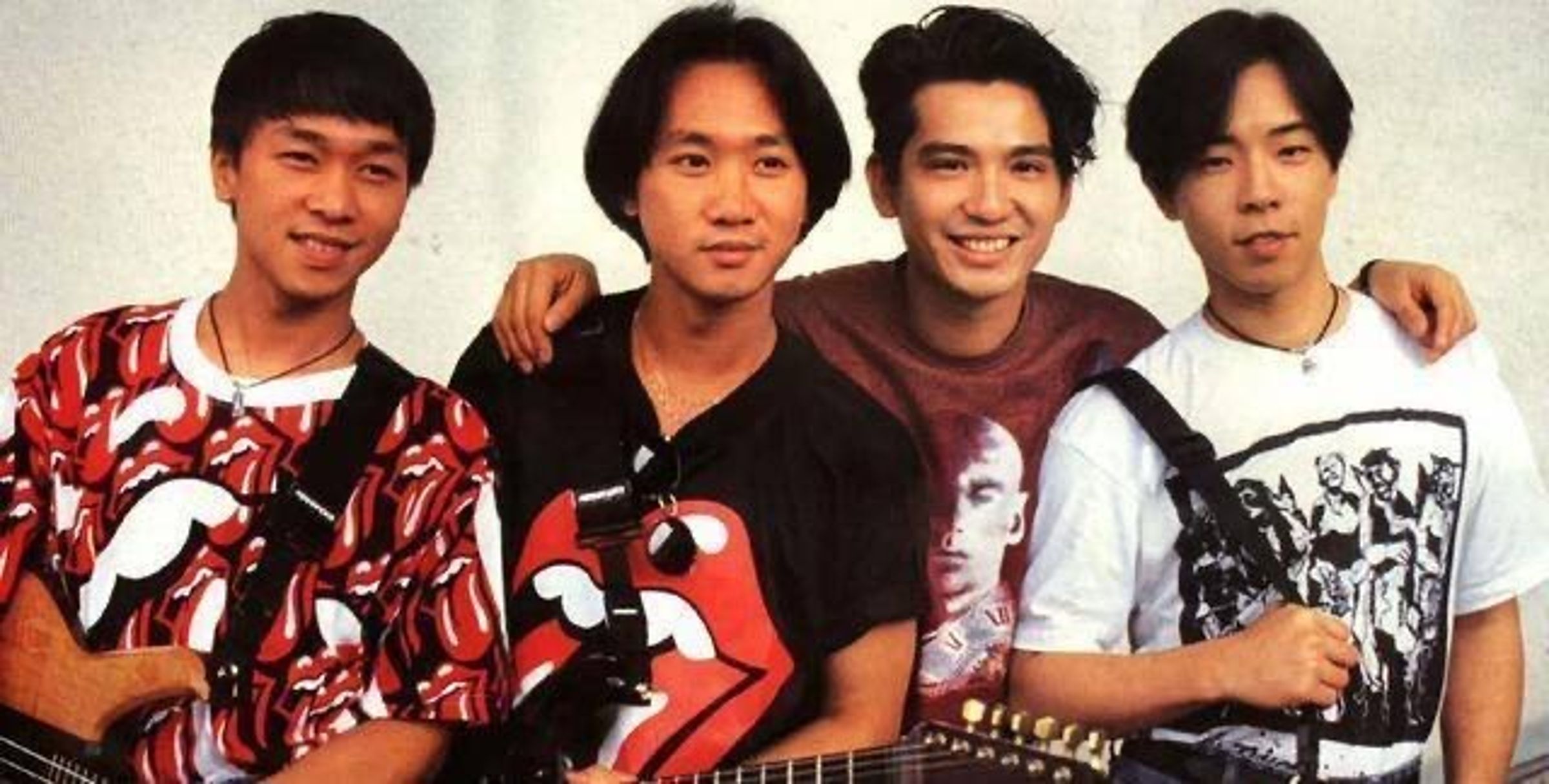 香港樂團Beyond主唱黃家駒（左2）1993年在日本跌落舞台離世。（翻攝自微博）