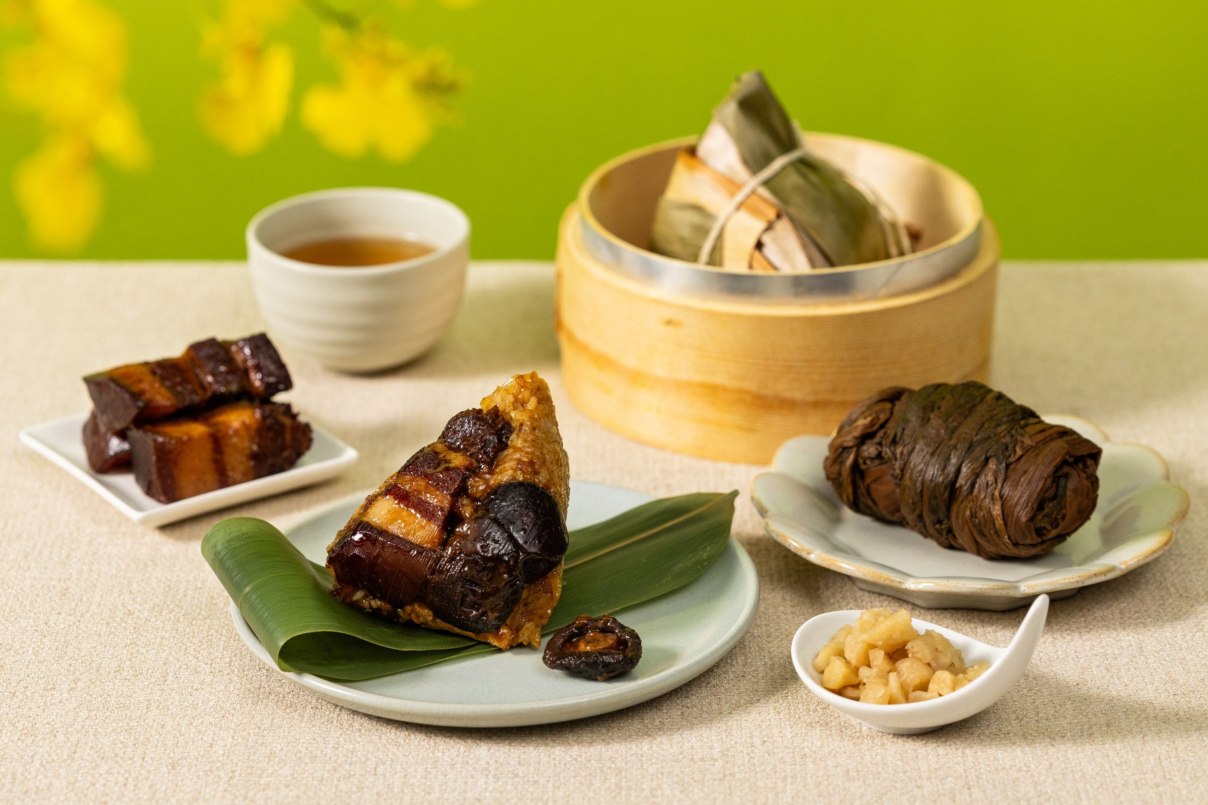 國賓御品雙味粽禮袋,包括「客家梅干黑豚肉粽」及「黑豚肉香菇粽」,每年開賣即秒殺,至今累積銷售重量直達6萬噸,相當驚人!