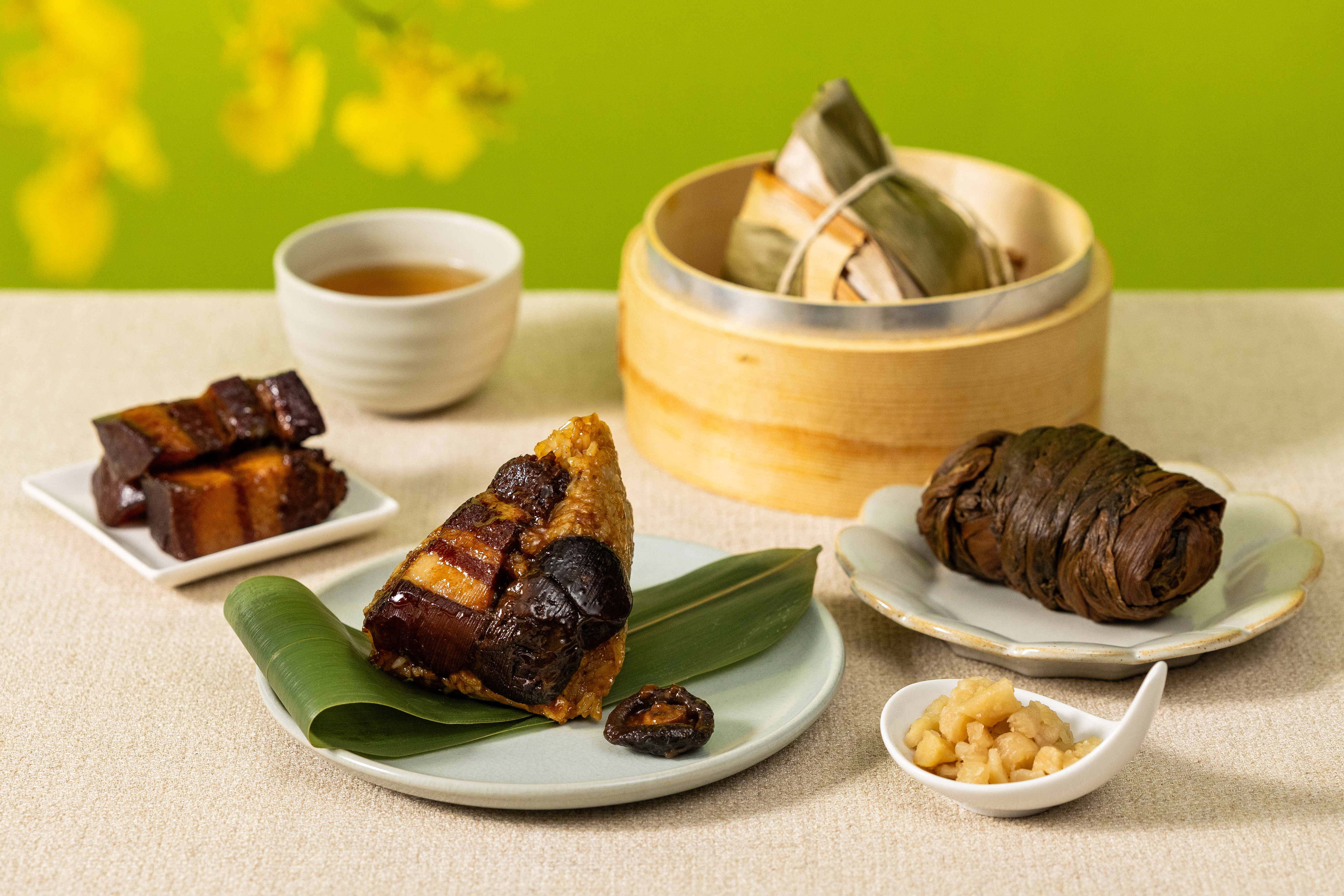 國賓御品雙味粽禮袋，包括「客家梅干黑豚肉粽」及「黑豚肉香菇粽」，每年開賣即秒殺，至今累積銷售重量直達6萬噸，相當驚人！