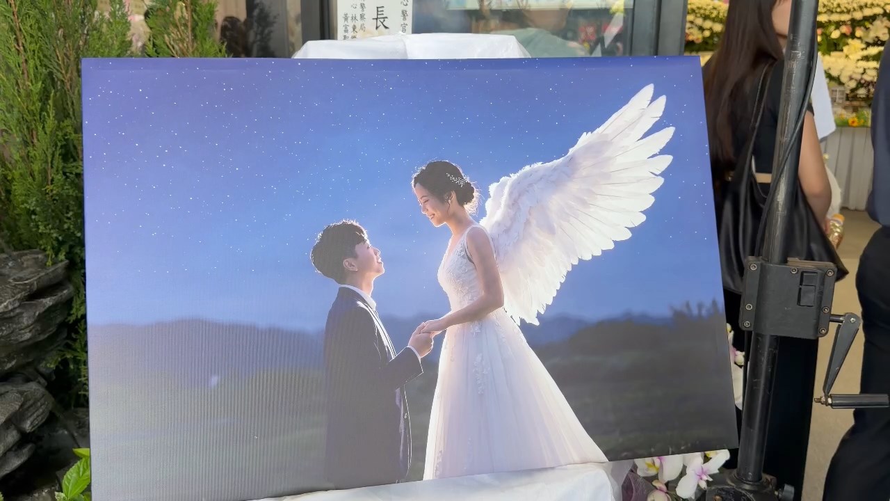 鄭詠心今告別式，現場放上她穿婚紗的照片，不只圓了來不及完成的白紗夢，背後的翅膀也象徵她羽化為天使繼續守護大家。（鏡新聞）