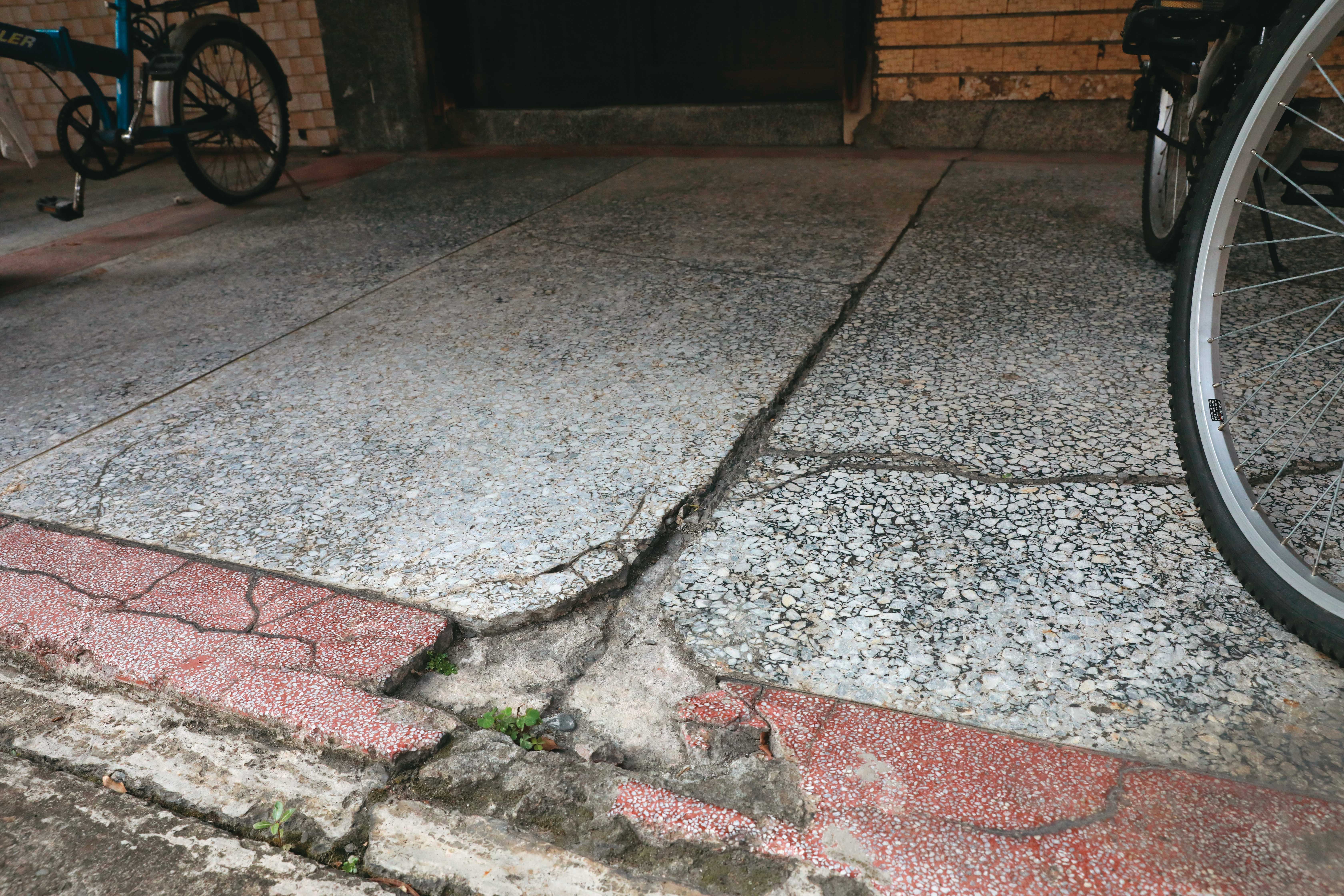 元賀建設暴力拆屋，引發震度五的強震，附近地面出現裂痕。