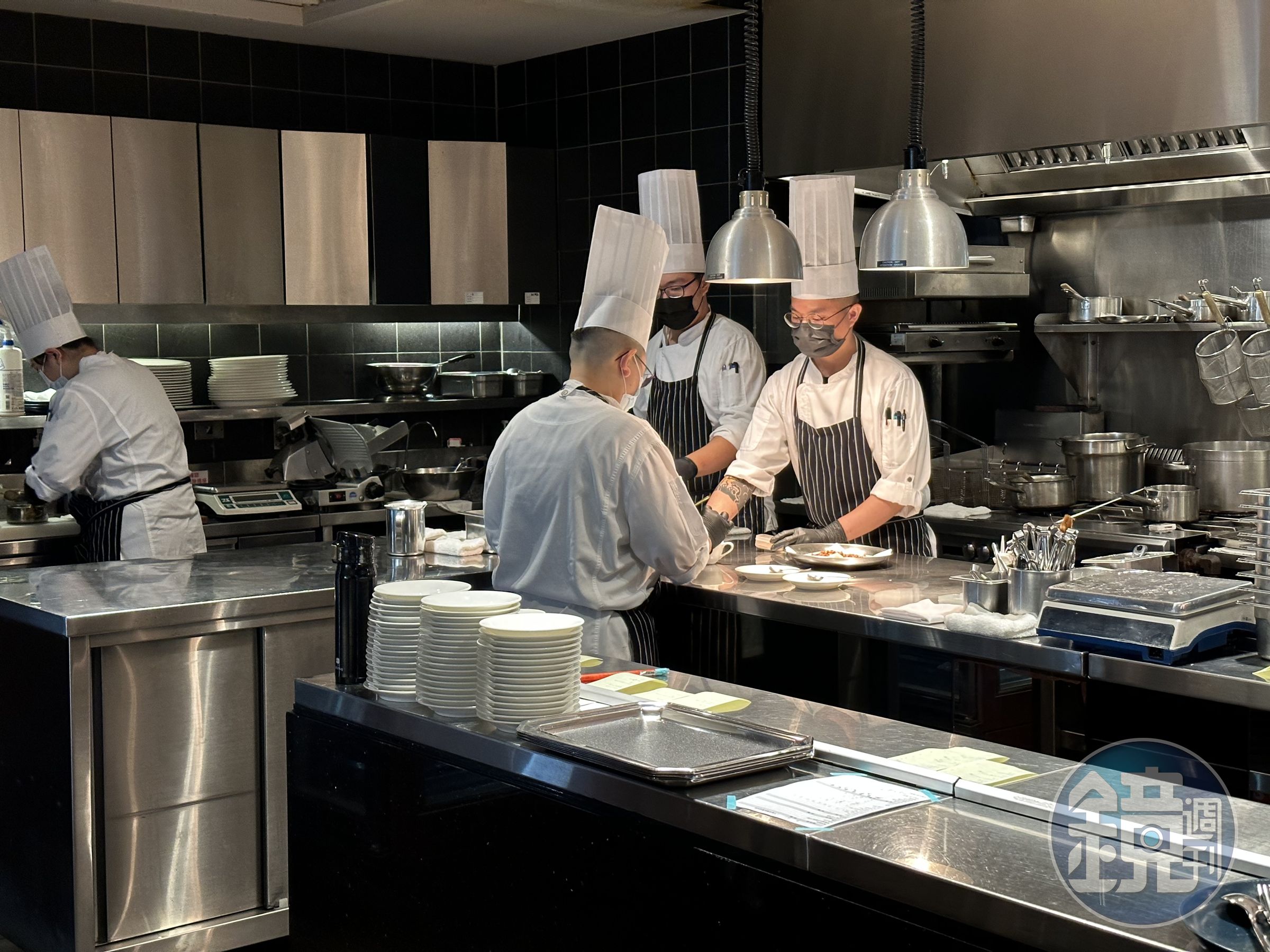 鄧有癸開的餐廳必定是採open kitchen模式，拉近與客人的距離。