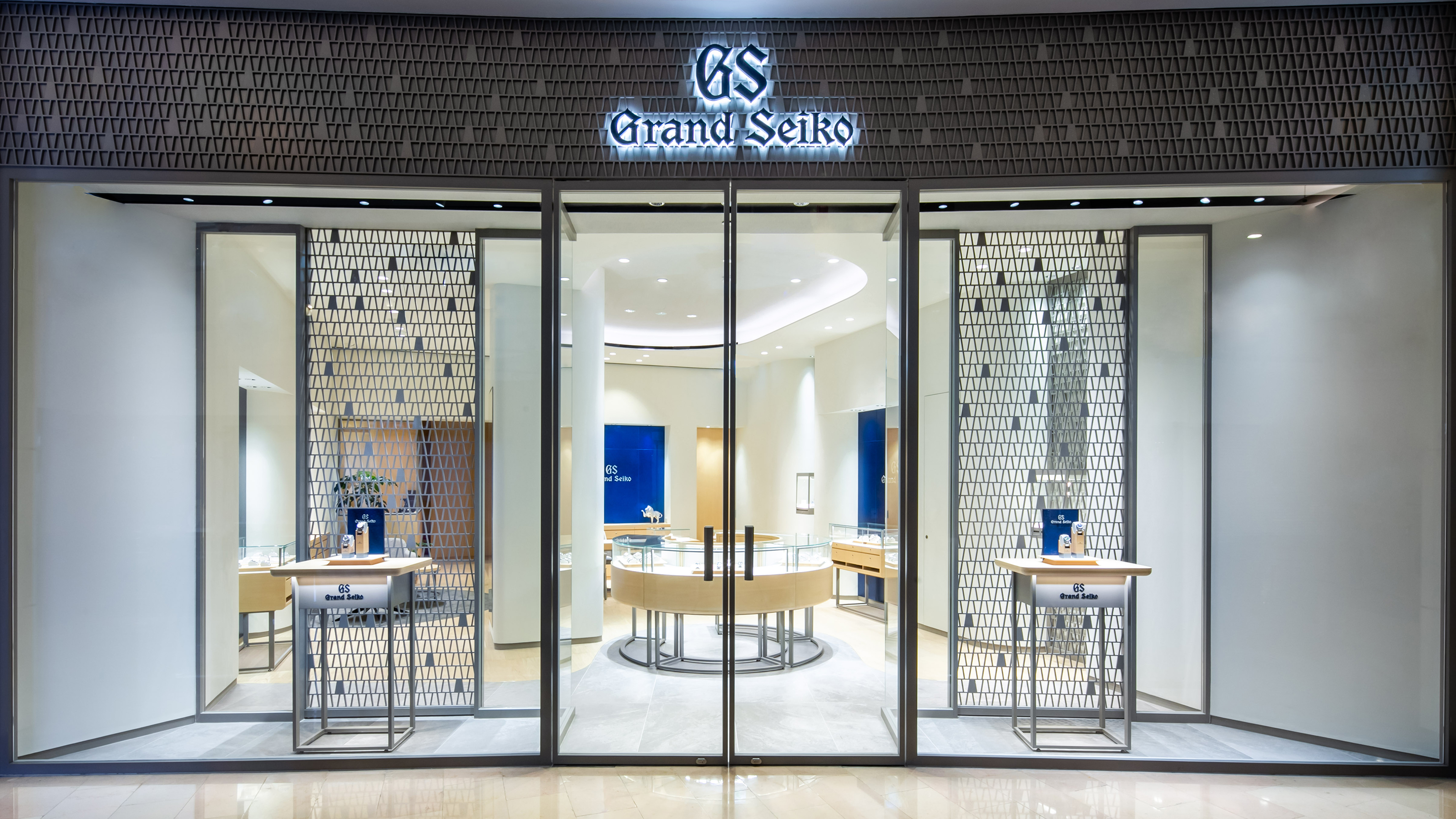 GRAND SEIKO台北101專賣店日前重新開幕，全新的空間規劃結合石材與木材的運用，延續品牌Alive in Time的設計理念，將對於大自然獨到詮釋的日系美學鋪敘其中。