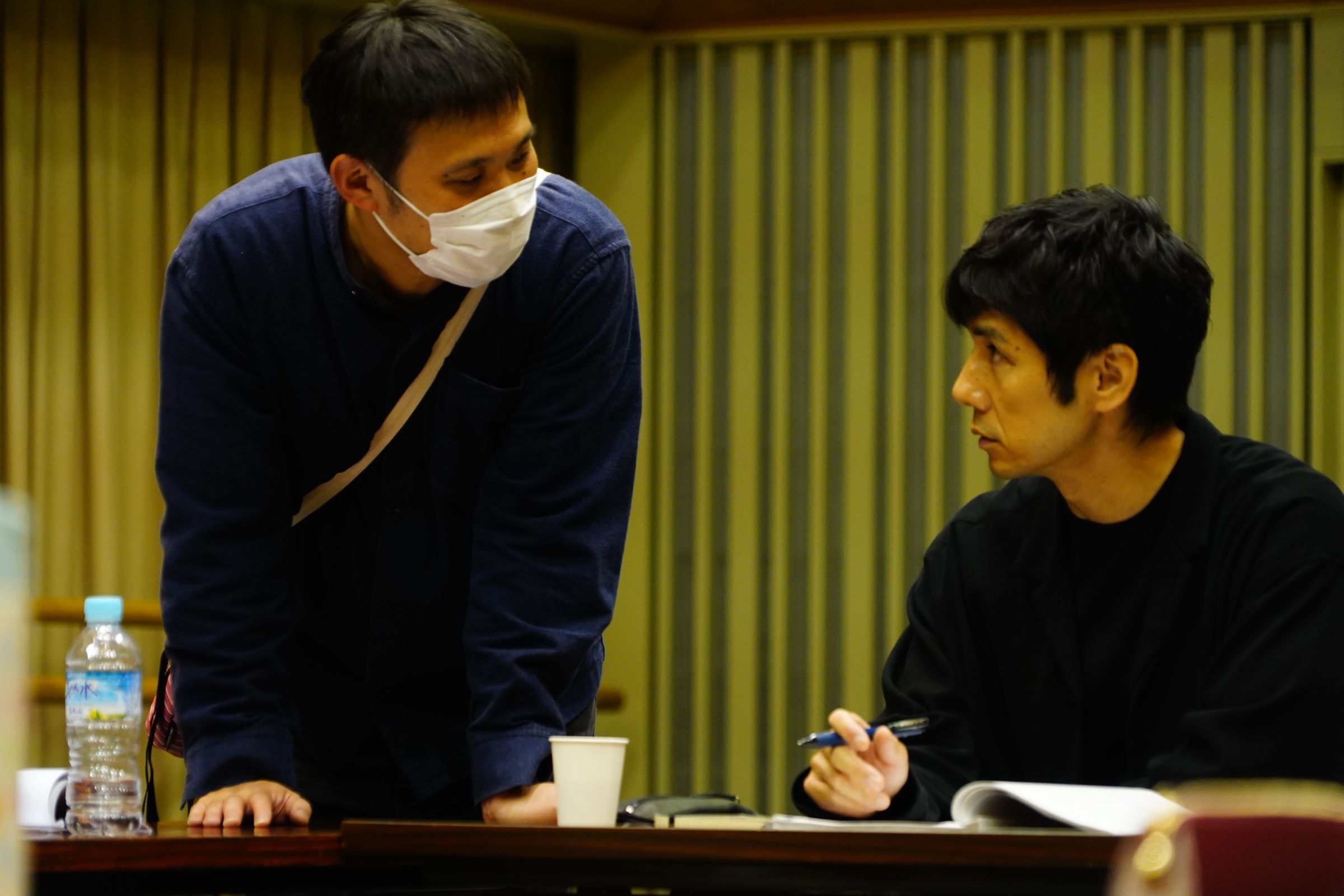 濱口竜介（左）在片場細心照顧每位演員、工作人員，右為《在車上》男主角西島秀俊。（東昊影業提供）