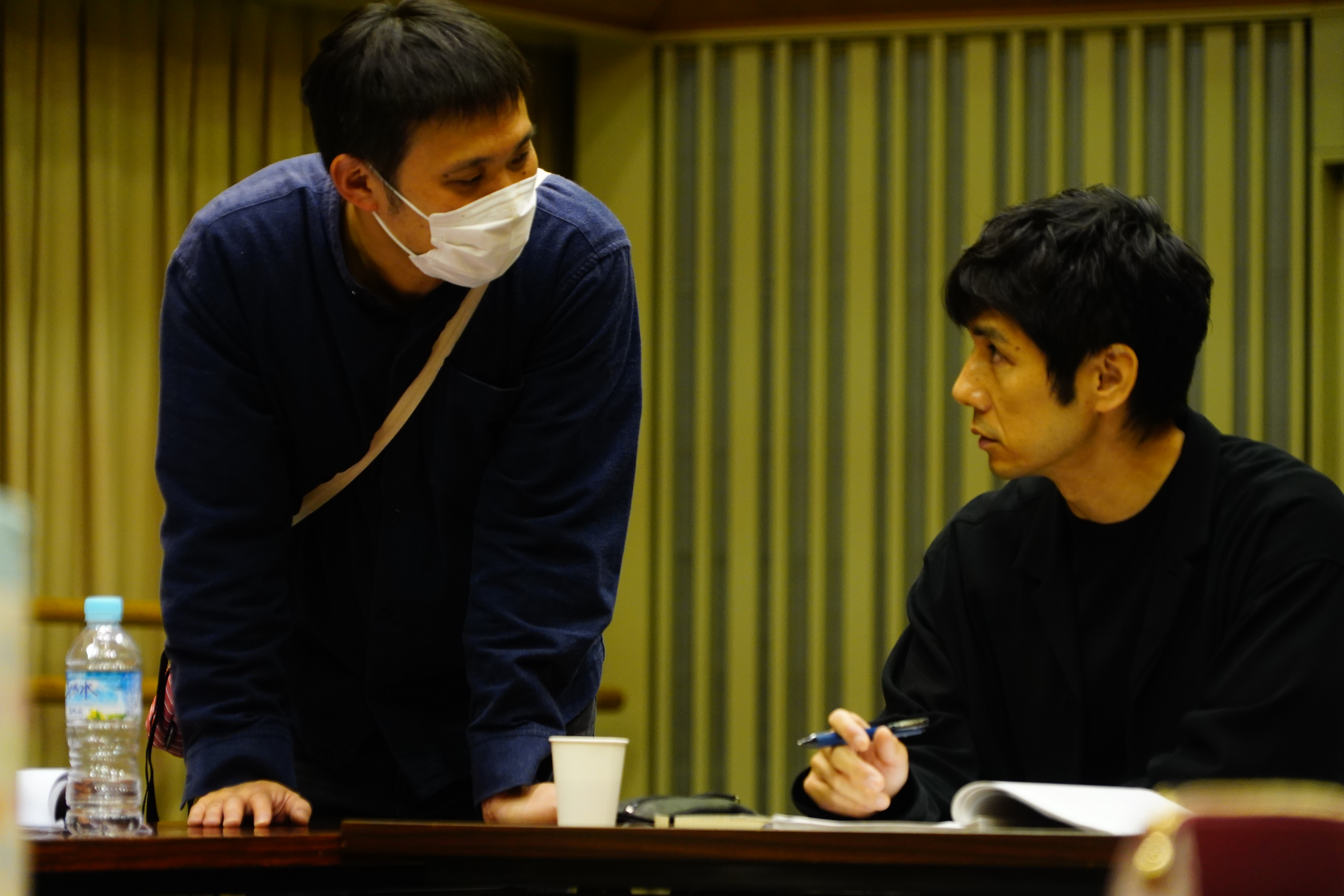 濱口竜介(左)在片場細心照顧每位演員、工作人員,右為《在車上》男主角西島秀俊。(東昊影業提供)