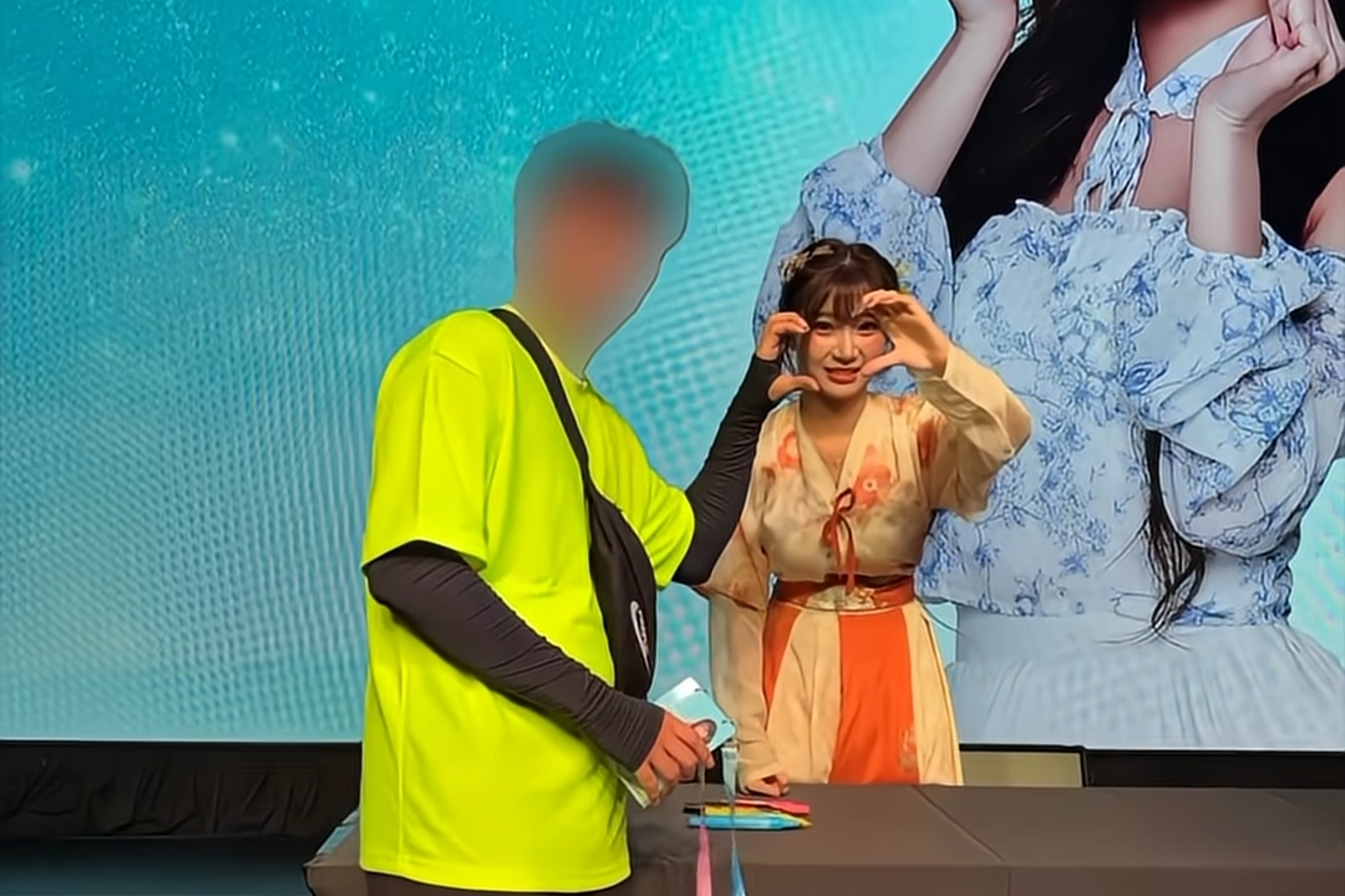 李珠珢合影粉絲面露嫌棄表情引起網友討論。（翻攝自내맘찍영 YT頻道）